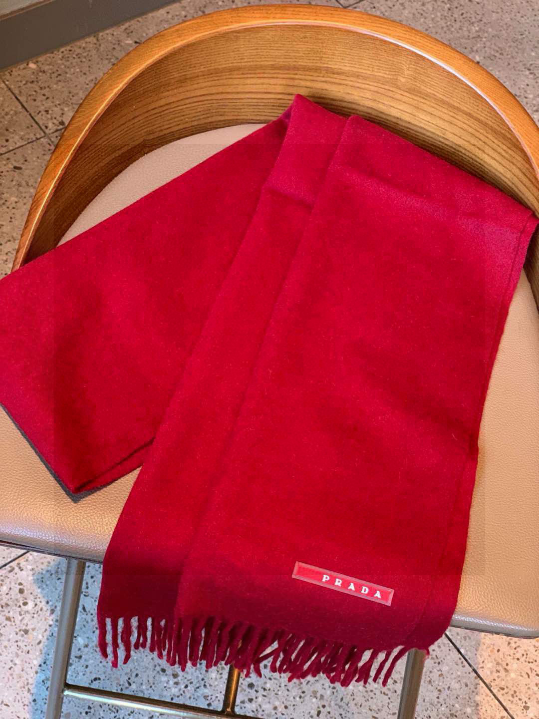 普拉达（PRADA）最新情侣款围巾 大方 简约 是成功男士不二追求 经典图案搭配LOGO设计 时尚色调 