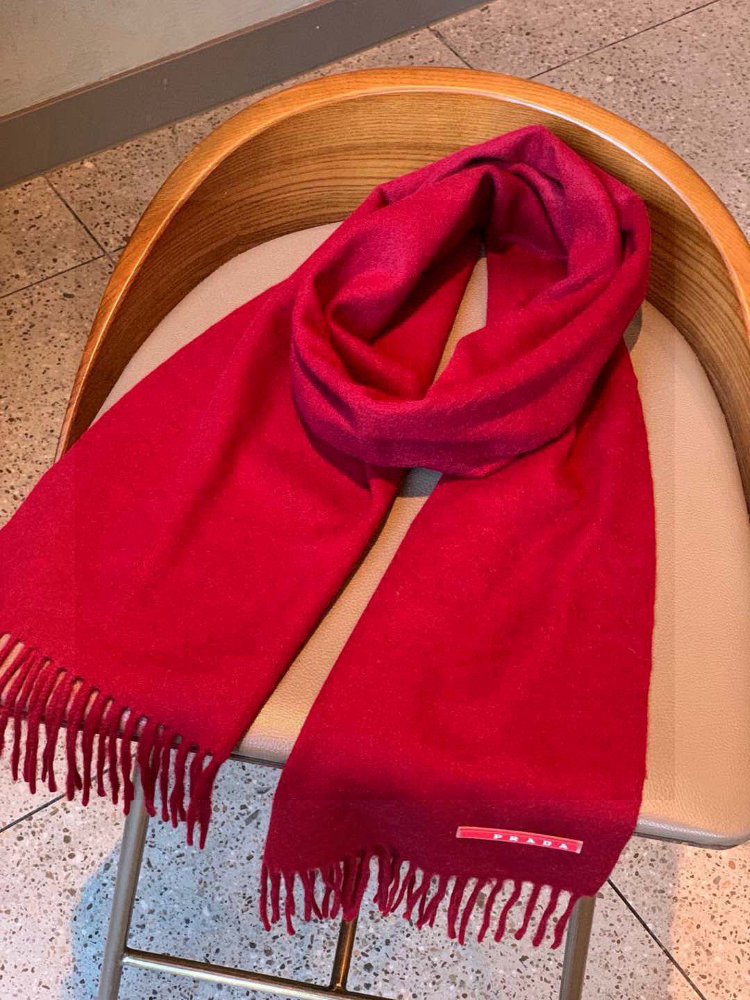 普拉达（PRADA）最新情侣款围巾 大方 简约 是成功男士不二追求 经典图案搭配LOGO设计 时尚色调 