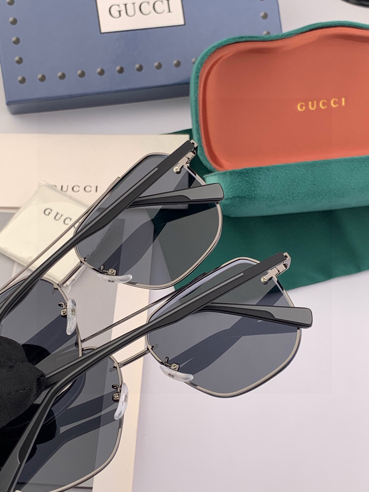 GUCCI 男款炫彩飞行员偏光太阳镜 ❤️材质：高清尼龙加厚卡槽高清偏光镜片 🌹无边框镜架💕颜 型号：G