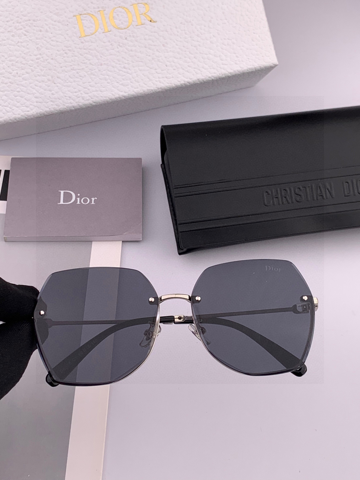 【尼龙偏光系列】DIOR无框太阳镜墨多边形设计，不挑脸型，无论搭配大衣还是连衣裙都非常显气质尼龙偏光镜片