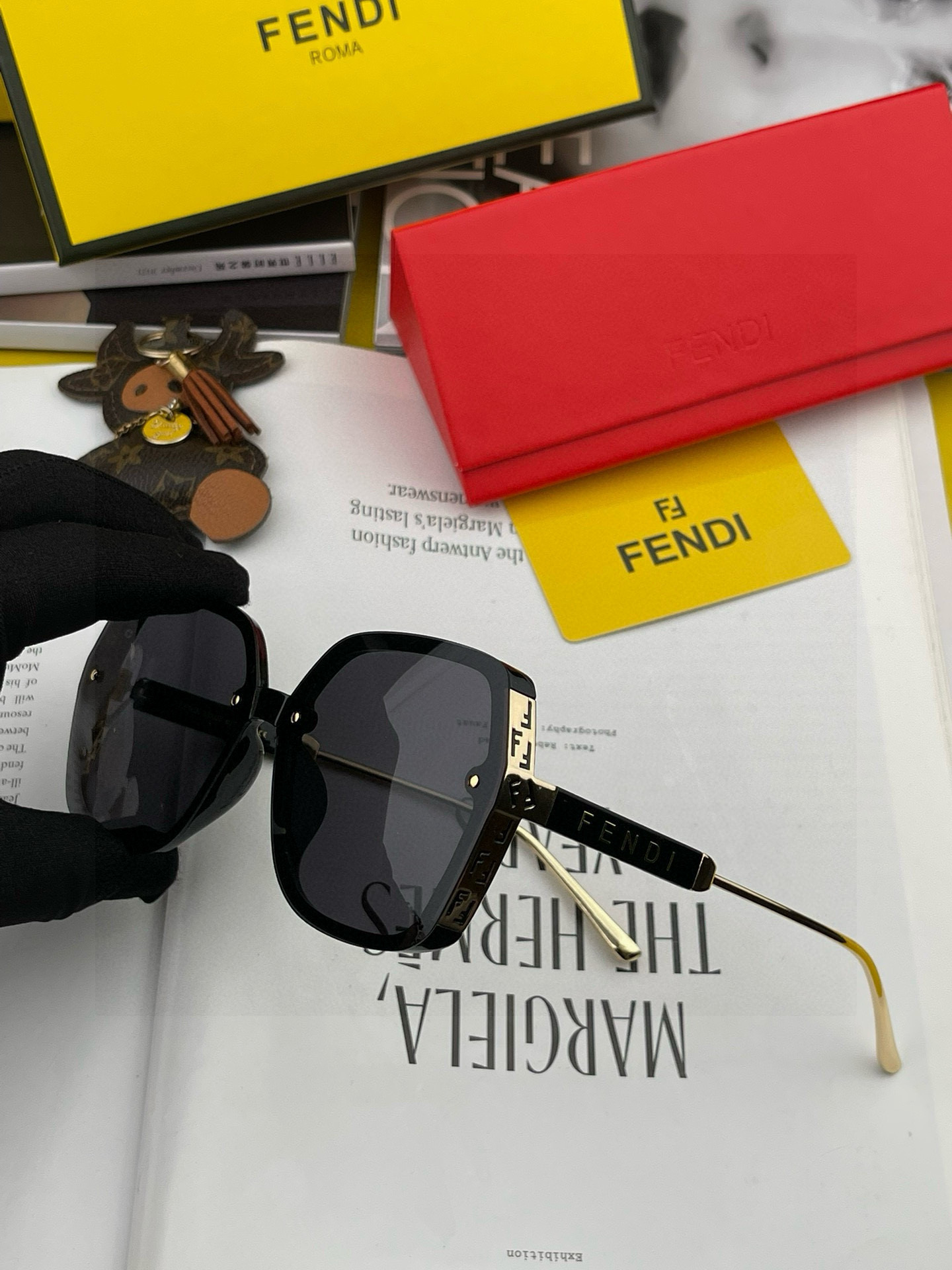 芬迪 2025开春新款 方框太阳镜 各路网红纷纷带起气场满分‼️ 俏皮甜美.上脸效果更佳.金属质感超好 