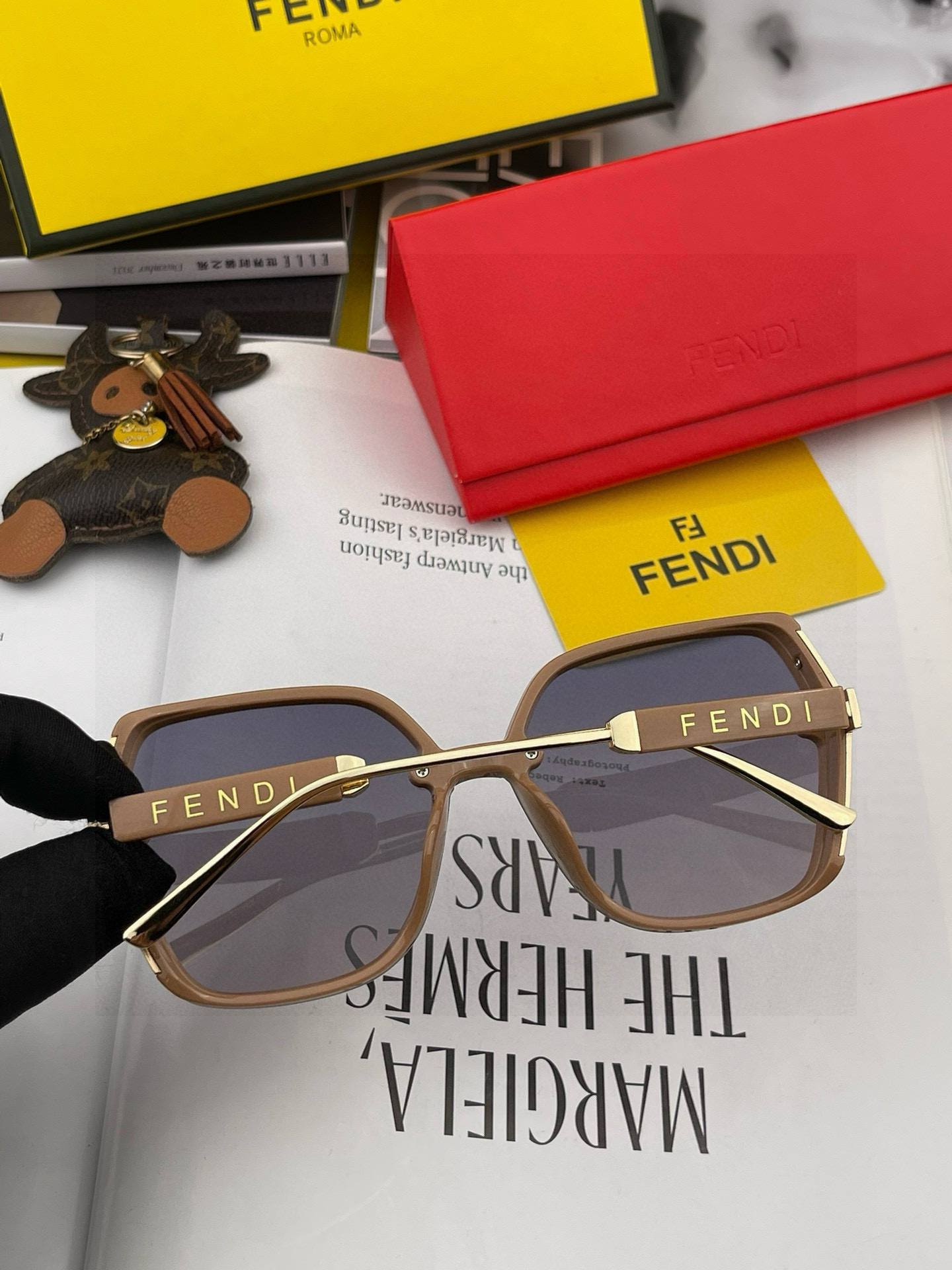 芬迪 2025开春新款 方框太阳镜 各路网红纷纷带起气场满分‼️ 俏皮甜美.上脸效果更佳.金属质感超好 