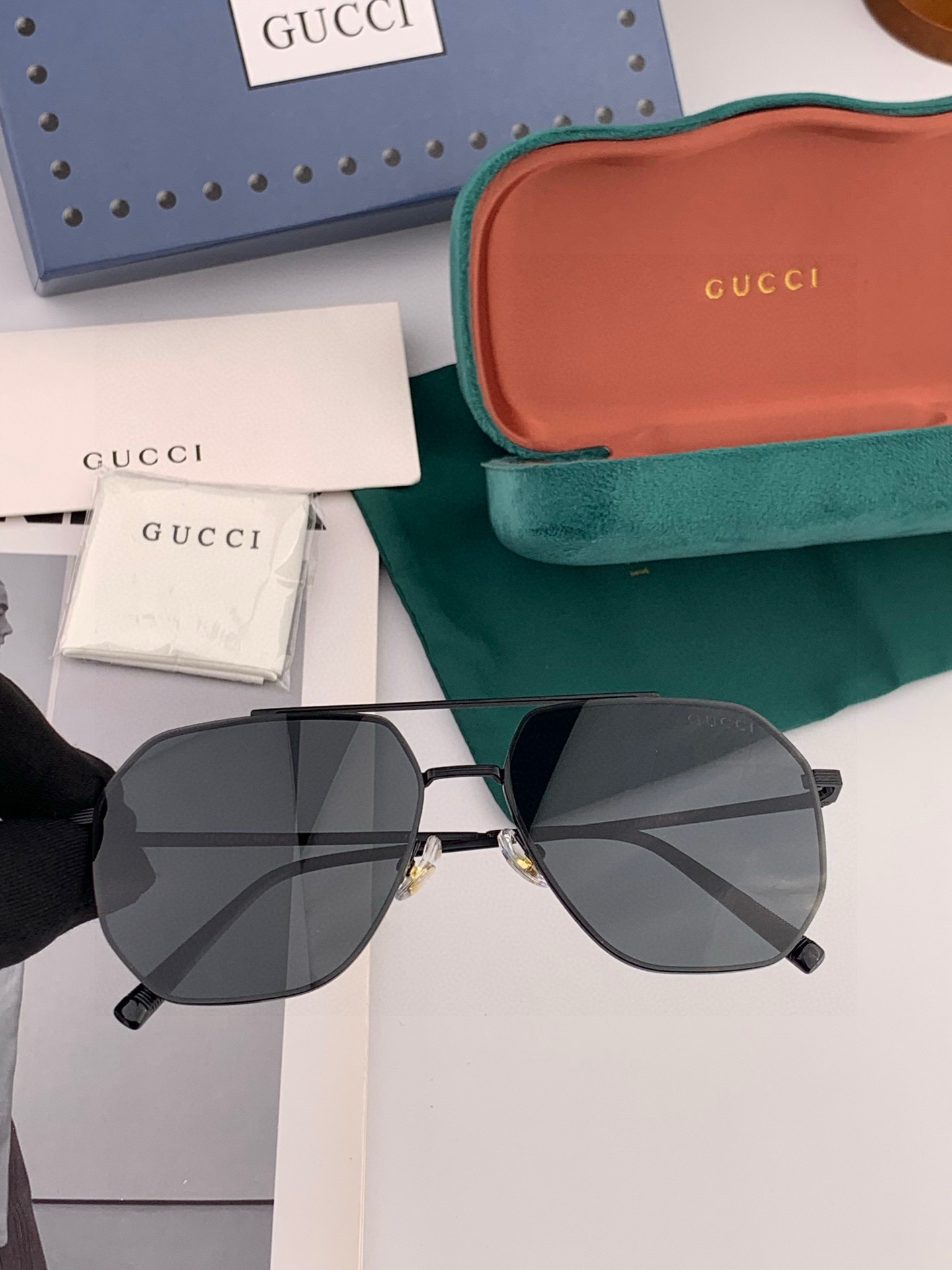 GUCCI 男款炫彩飞行员偏光太阳镜 ❤️材质：高清尼龙加厚卡槽高清偏光镜片 🌹无边框镜架💕颜👍型号：G