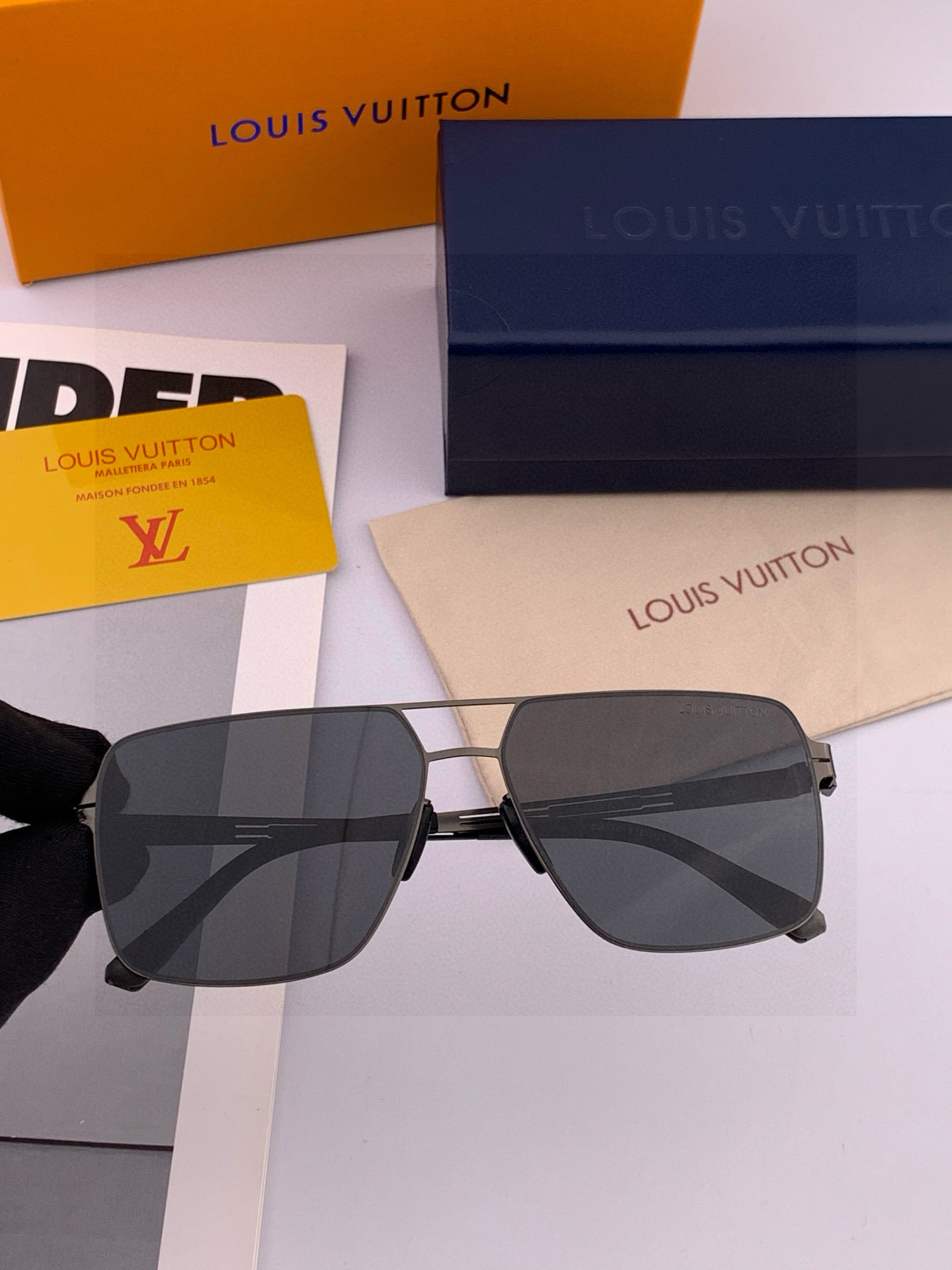 ♦️LV 2025新款男女情侣款太阳镜多边形墨镜iP电镀永不褪色 超轻超有弹性整幅眼镜无螺丝重要的是压不