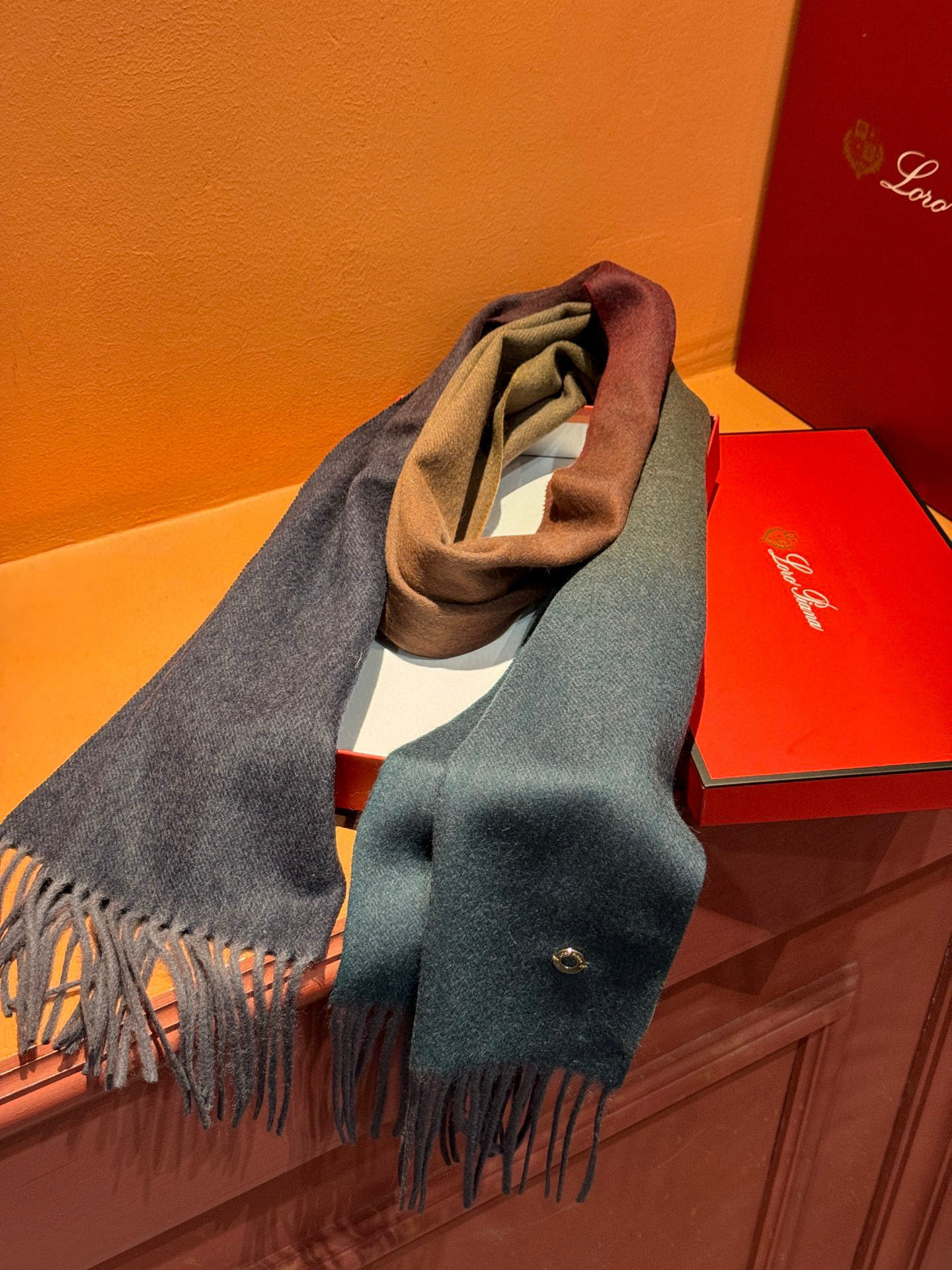 ✨✨太美了😍 【皮安娜】情侣款 美到要尖叫😱专柜最新款🎊英伦欧美范儿「多色渐变」又是一款即时尚又实用的大