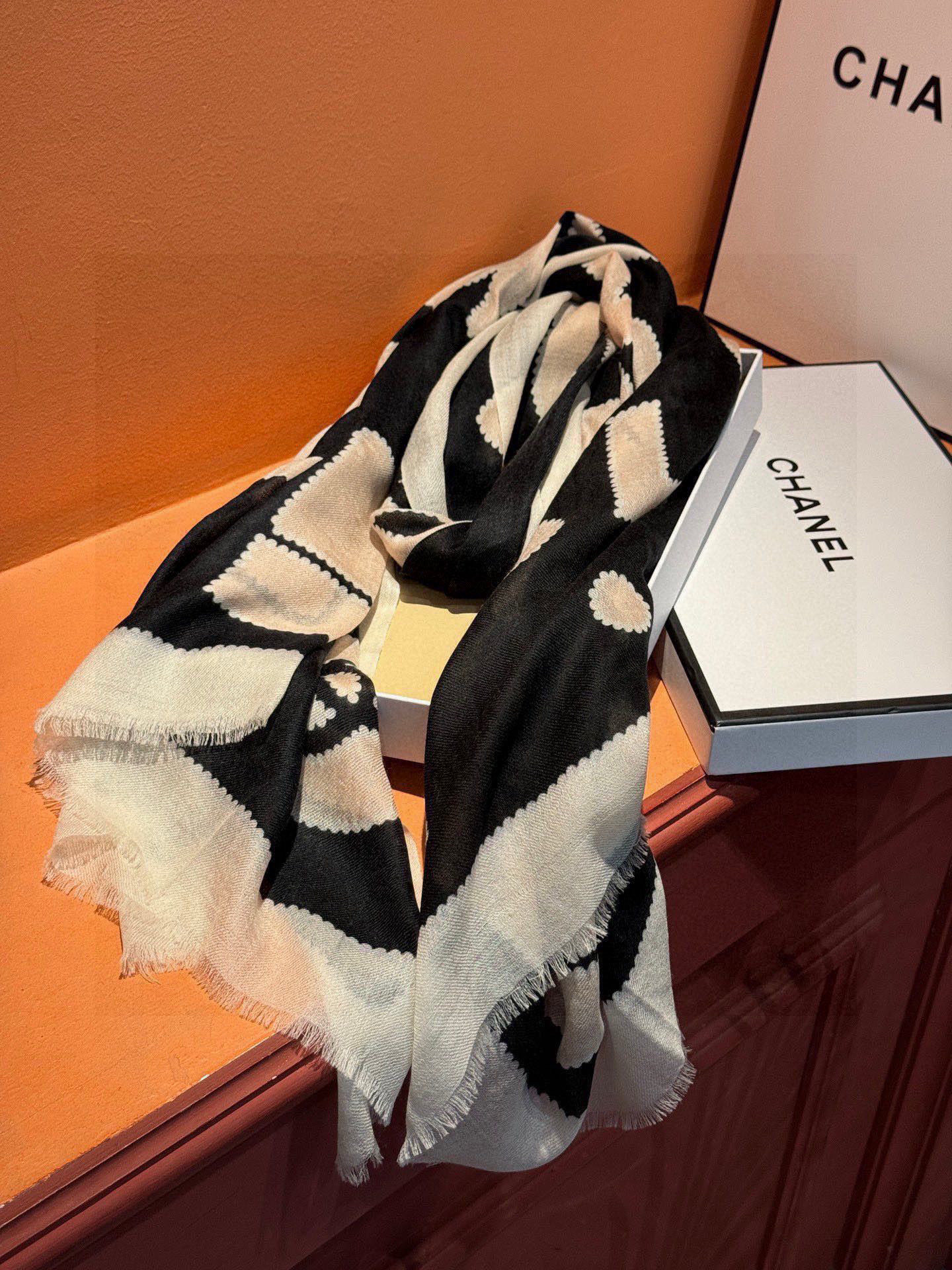 重点推荐！！！高级舒适时髦气质，相信我的就收吧！香奈儿这款触动内心的柔美围巾，无法模仿的颜色和气质！！！
