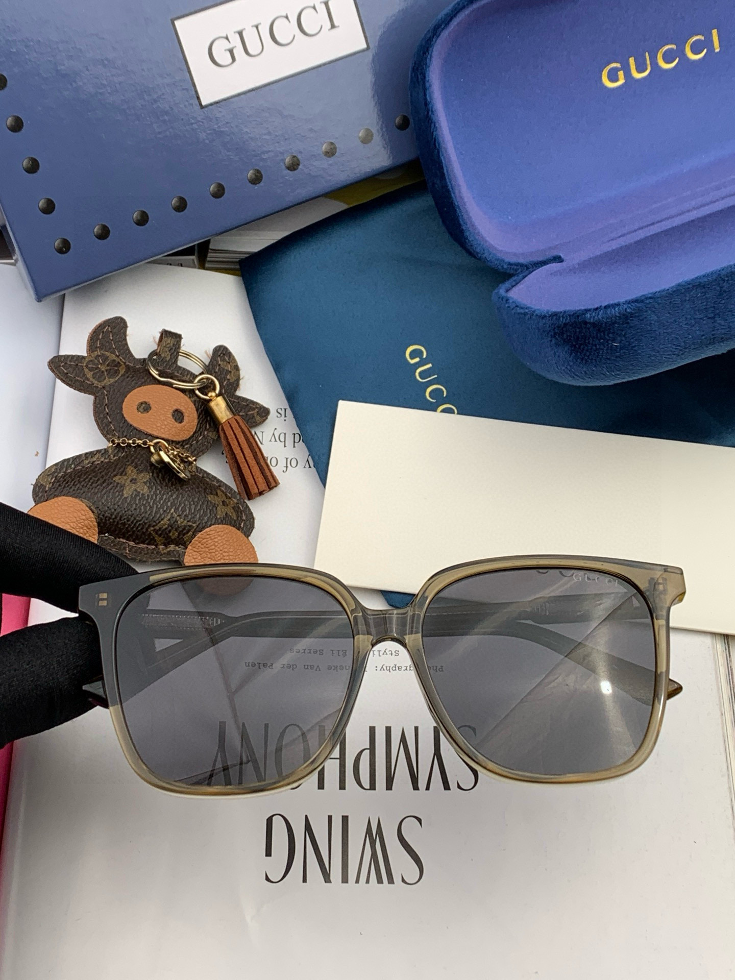 Gucci 情侣款 经典的方框设计，不挑脸型，无论搭配大衣还是连衣裙都非常显气质高清偏光镜片预防紫外线 