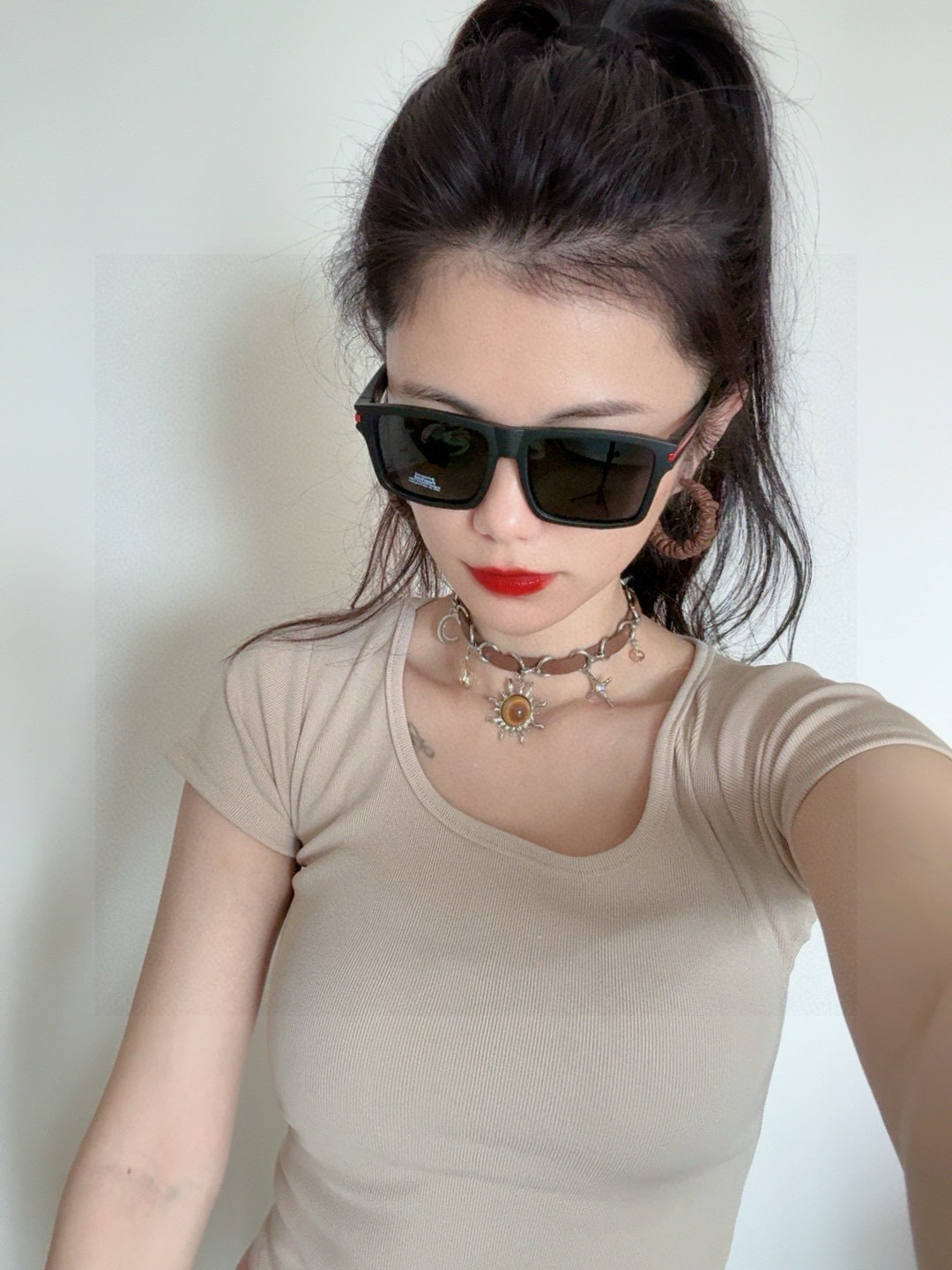 普拉达 方框太阳镜墨镜经典的方框设计，不挑脸型，无论怎么搭配都非常显气质 预防紫外线 型号：型号：