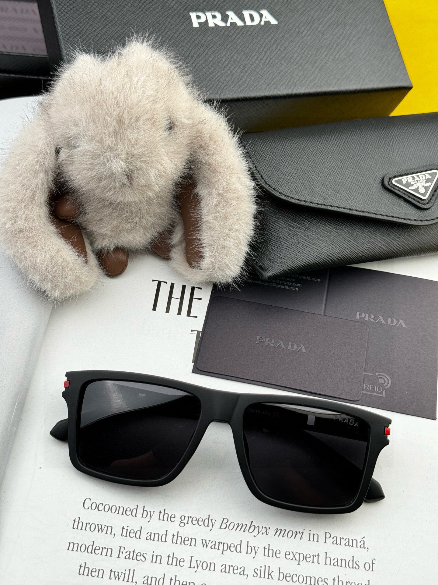 普拉达 方框太阳镜墨镜经典的方框设计，不挑脸型，无论怎么搭配都非常显气质 预防紫外线 型号：型号：