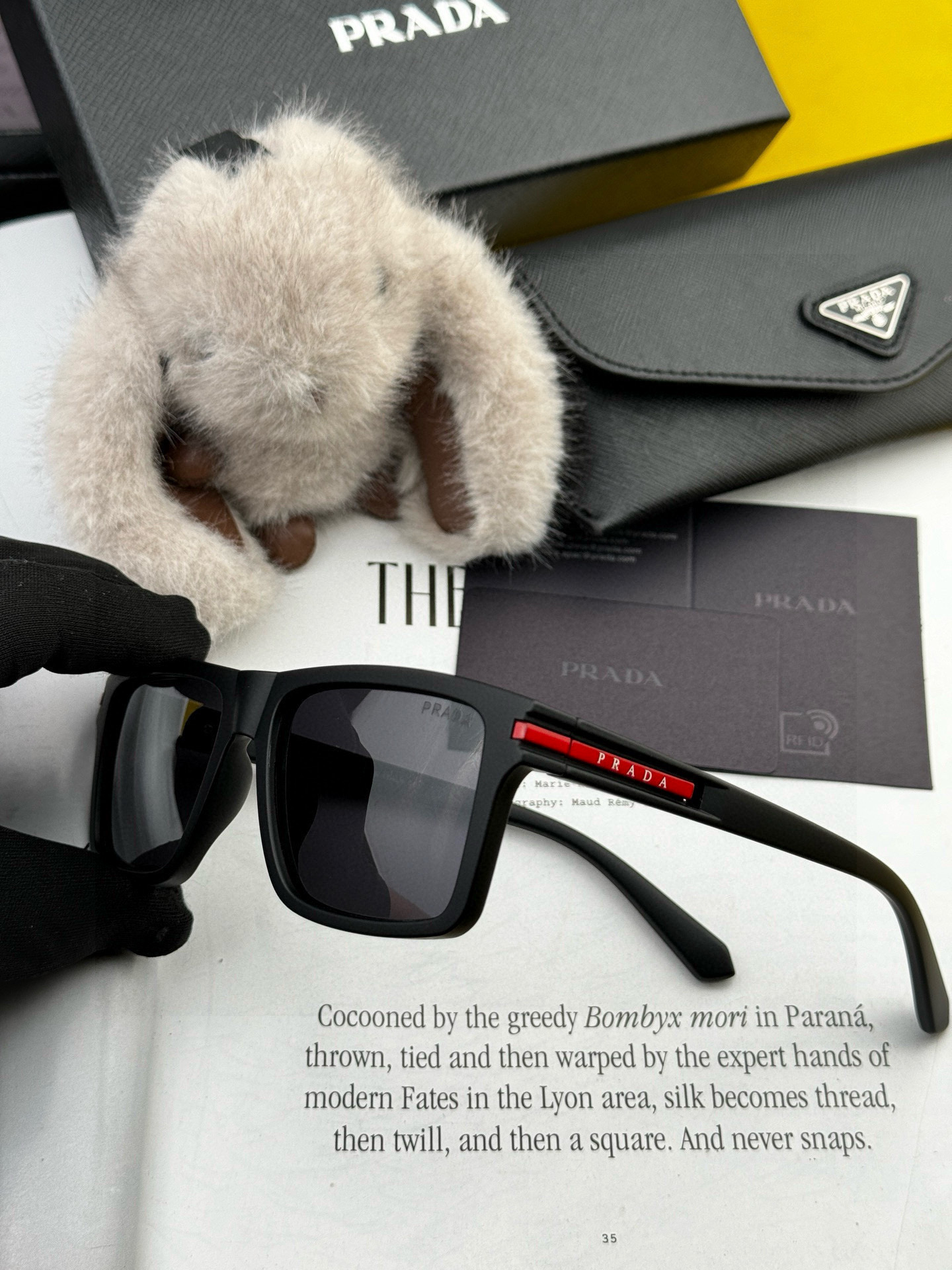 普拉达 方框太阳镜墨镜经典的方框设计，不挑脸型，无论怎么搭配都非常显气质 预防紫外线 型号：型号：