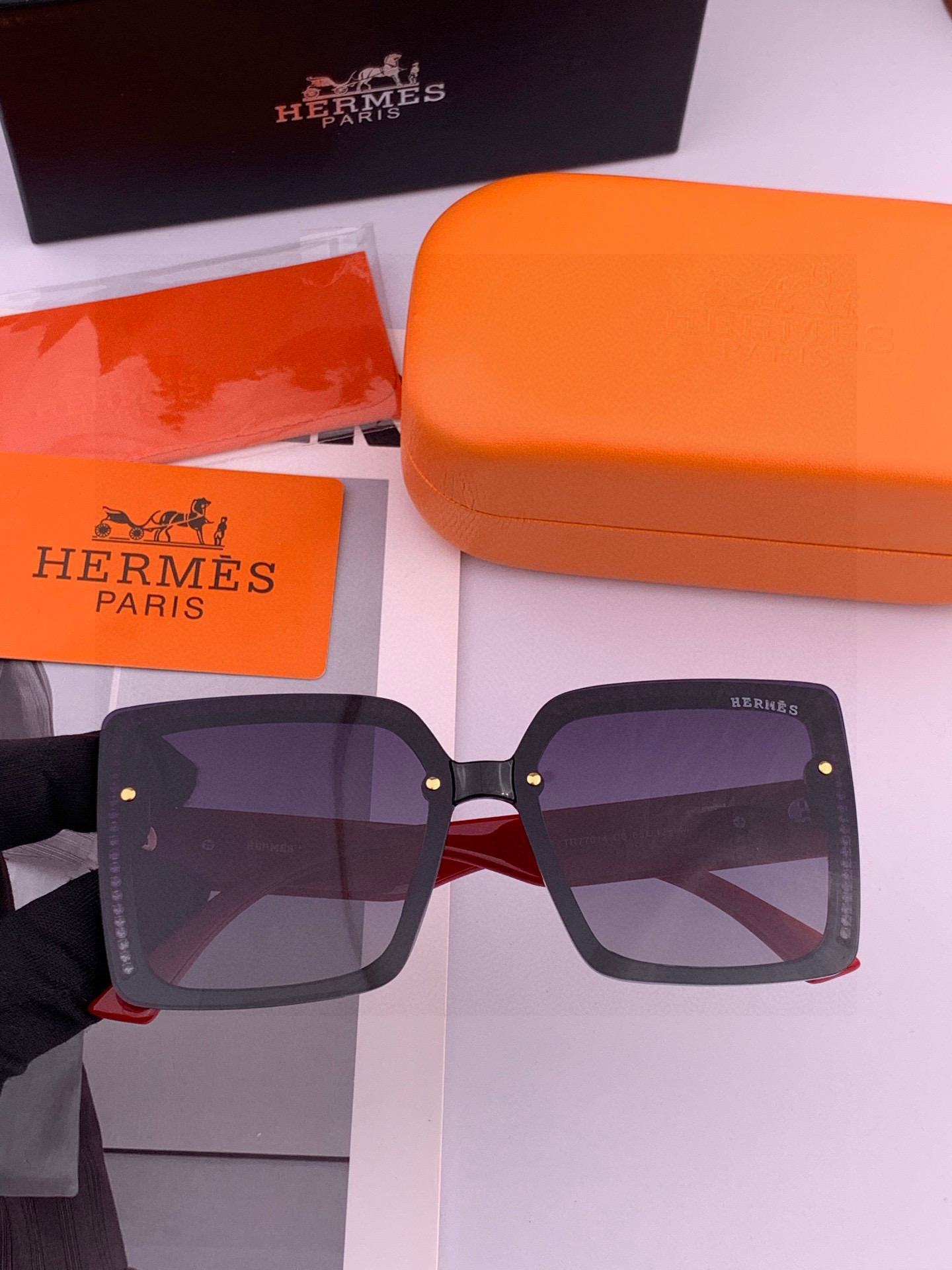 2025新款 爱马仕女士偏光太阳镜🕶️ 宝丽来高清镜片🎉高品质TR-90镜框 时尚百搭！型号：H4770