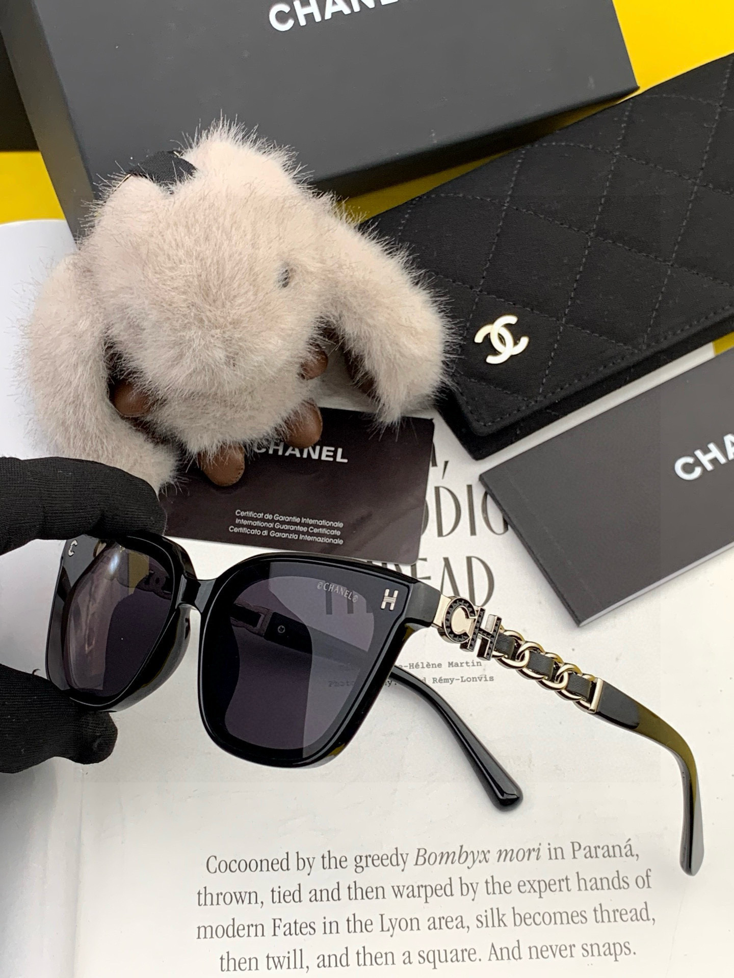 新品CHANEL 香奈儿太阳镜以独特魅力和前卫风格诠释春夏最新眼镜，质感超好佩带舒适 型号：CH0303