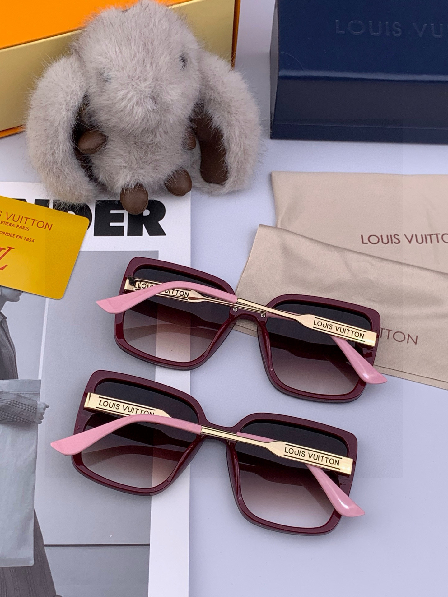 LV 2025年开春新款 潮流爆款 时尚方框太阳镜 高品质 佩戴舒适 网红潮款墨镜 型号L0893