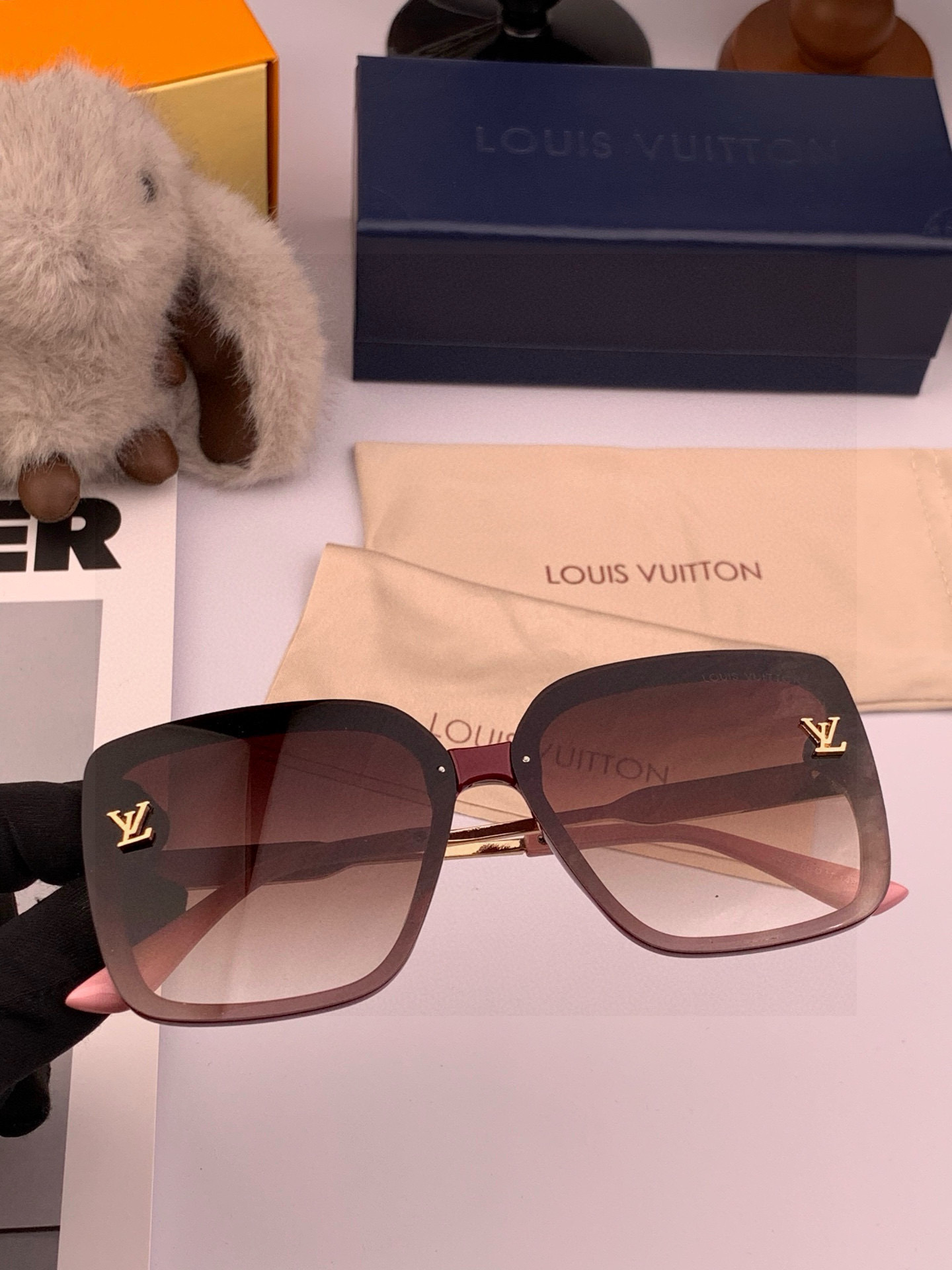 LV 2025年开春新款 潮流爆款 时尚方框太阳镜 高品质 佩戴舒适 网红潮款墨镜 型号L0893