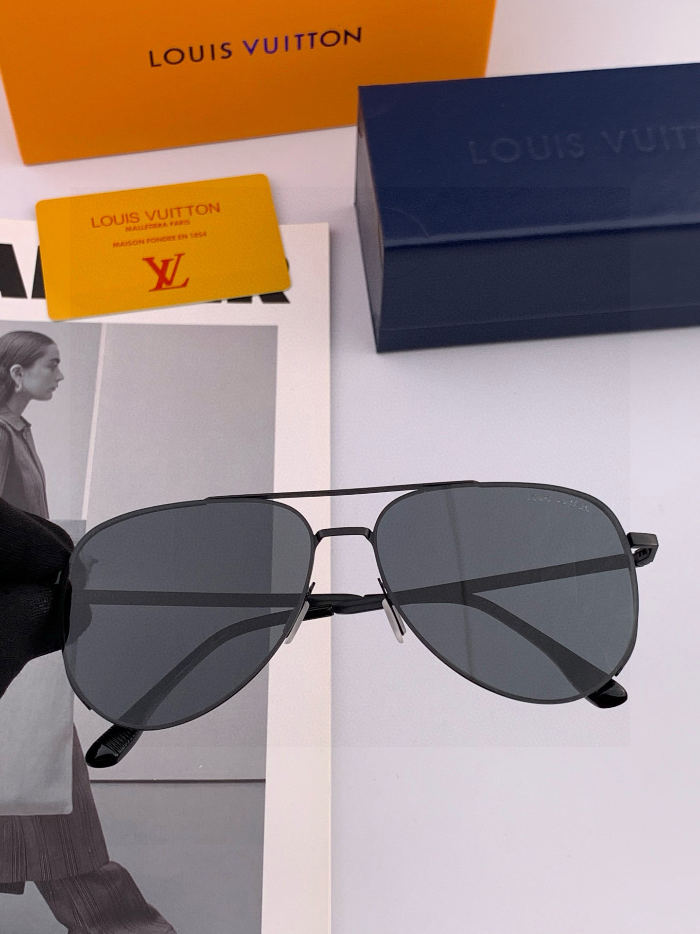 LV 男款炫彩飞行员偏光太阳镜 ❤️材质：高清尼龙加厚卡槽高清偏光镜片 🌹无边框镜架💕颜👍型号：L089