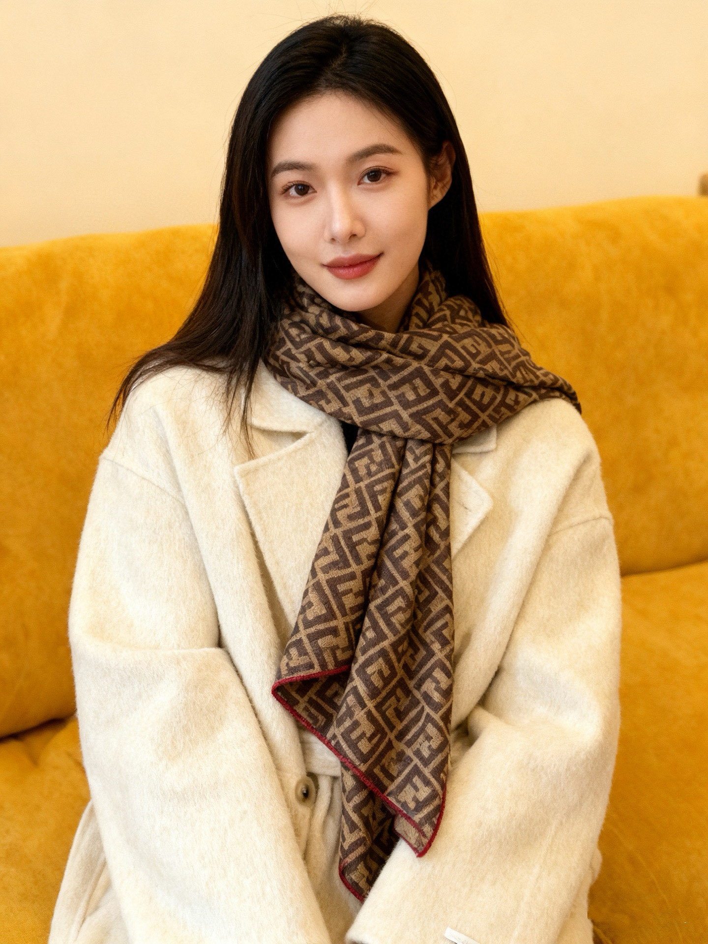 经典双F logo 遍布整条围巾丝绒材质 保暖性和手感都还不错哦秋冬必入 百搭款1962年,F公司聘用著