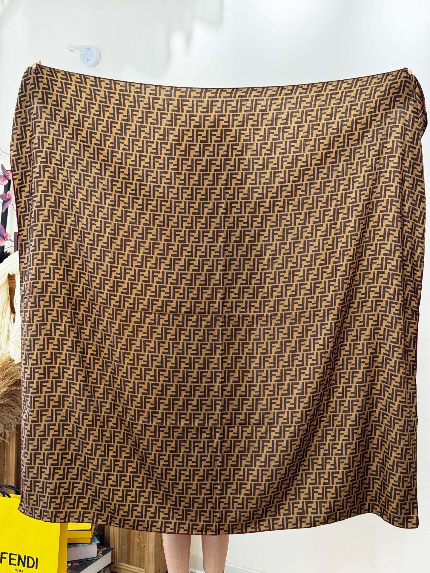 经典双F logo 遍布整条围巾丝绒材质 保暖性和手感都还不错哦秋冬必入 百搭款1962年,F公司聘用著