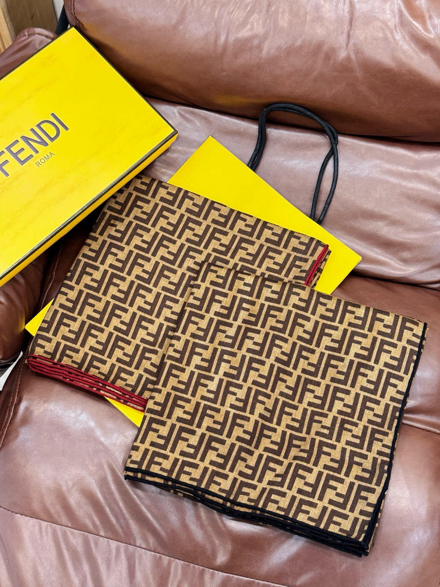 经典双F logo 遍布整条围巾丝绒材质 保暖性和手感都还不错哦秋冬必入 百搭款1962年,F公司聘用著