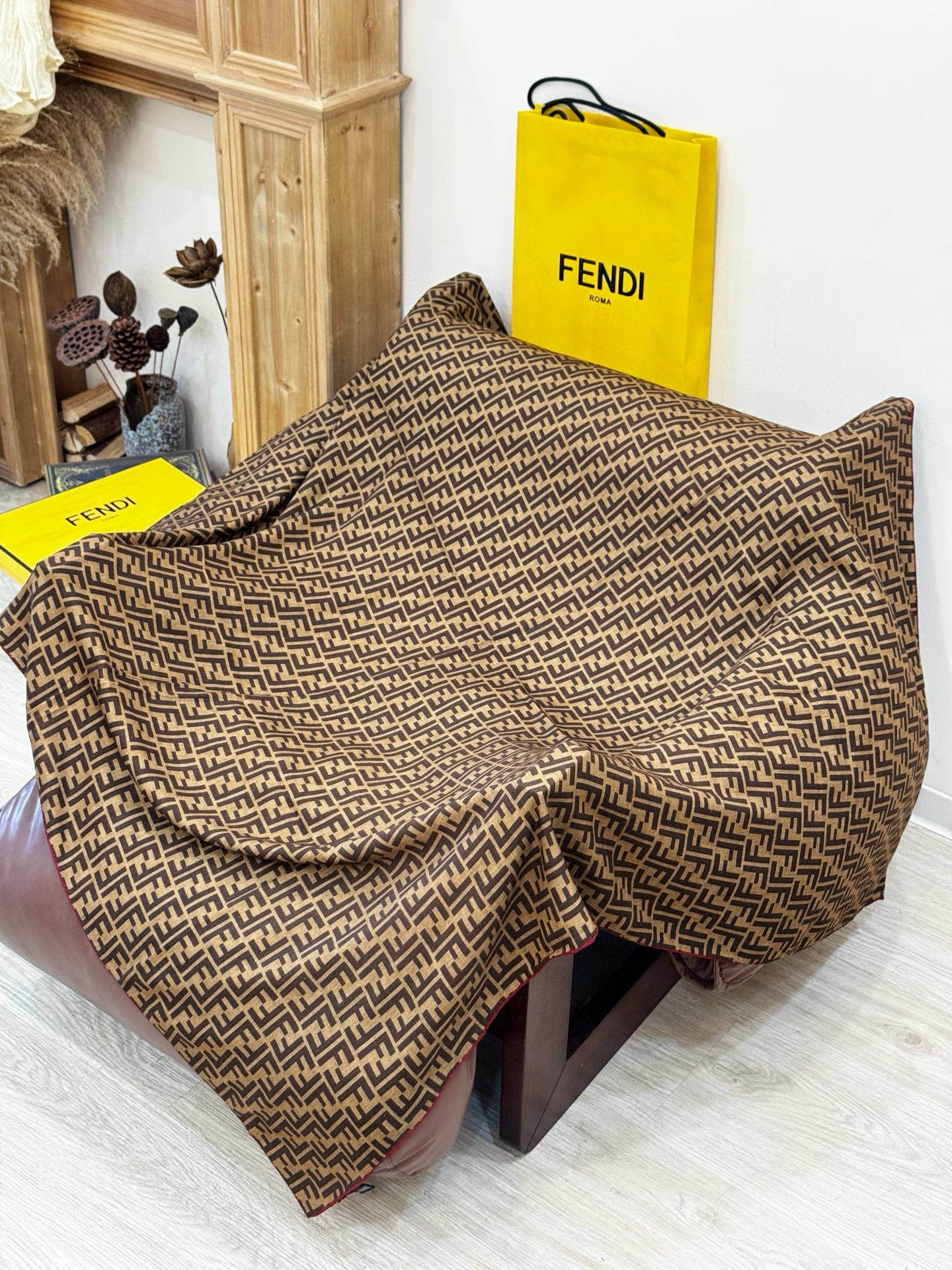 经典双F logo 遍布整条围巾丝绒材质 保暖性和手感都还不错哦秋冬必入 百搭款1962年,F公司聘用著