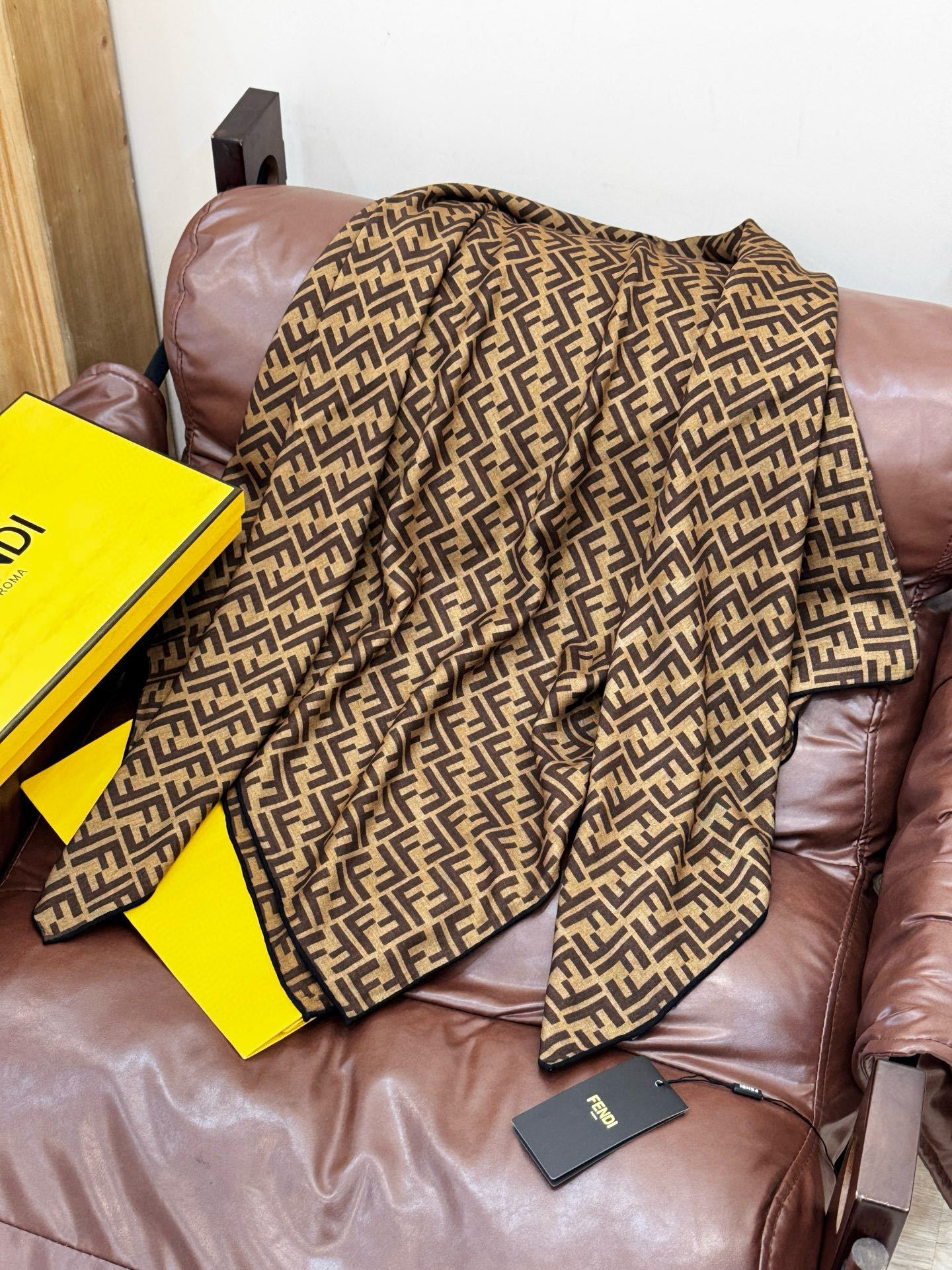 经典双F logo 遍布整条围巾丝绒材质 保暖性和手感都还不错哦秋冬必入 百搭款1962年,F公司聘用著