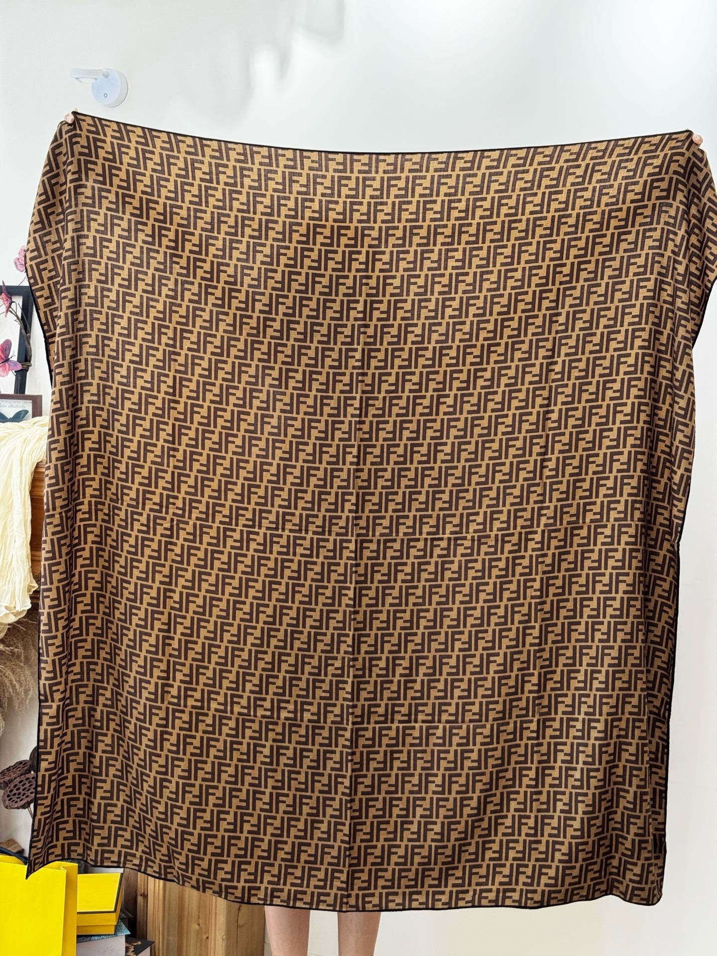 经典双F logo 遍布整条围巾丝绒材质 保暖性和手感都还不错哦秋冬必入 百搭款1962年,F公司聘用著