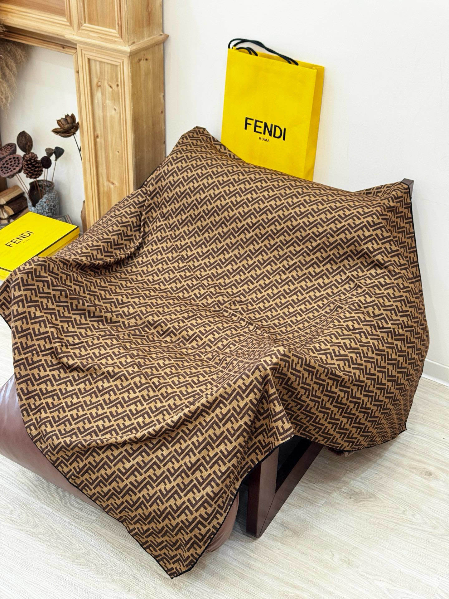 经典双F logo 遍布整条围巾丝绒材质 保暖性和手感都还不错哦秋冬必入 百搭款1962年,F公司聘用著