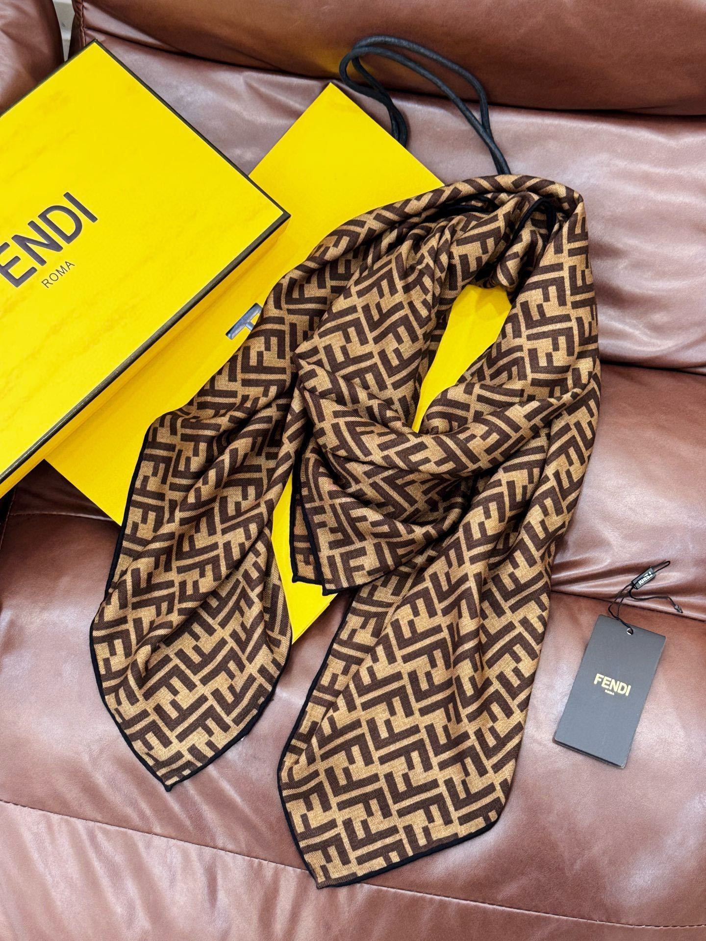 经典双F logo 遍布整条围巾丝绒材质 保暖性和手感都还不错哦秋冬必入 百搭款1962年,F公司聘用著