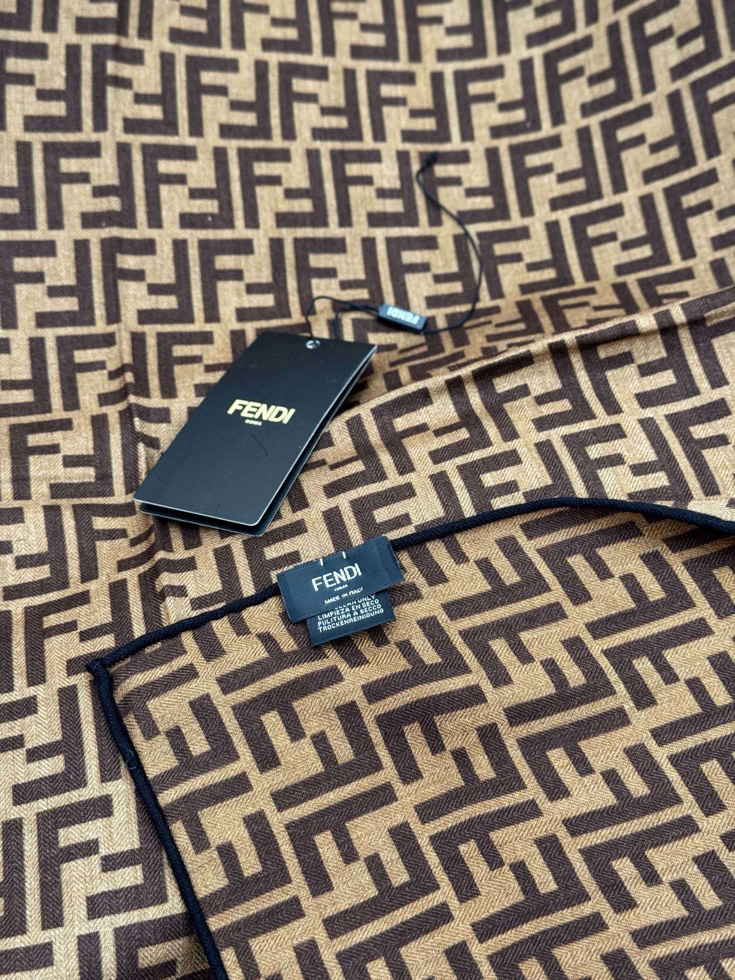 经典双F logo 遍布整条围巾丝绒材质 保暖性和手感都还不错哦秋冬必入 百搭款1962年,F公司聘用著