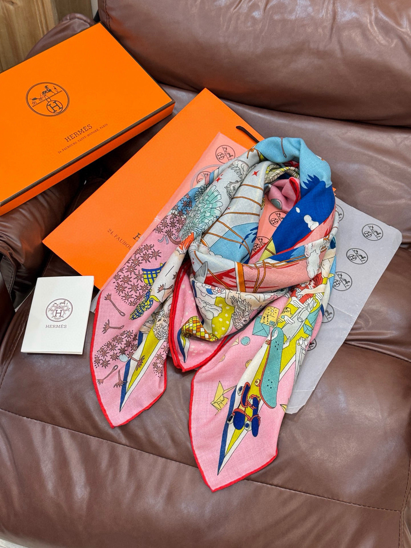 “全速前进”140双面丝毛披肩手工卷边丝毛方巾(30%桑蚕丝70%羊毛)这款经典单品展现强大而迷人的女性