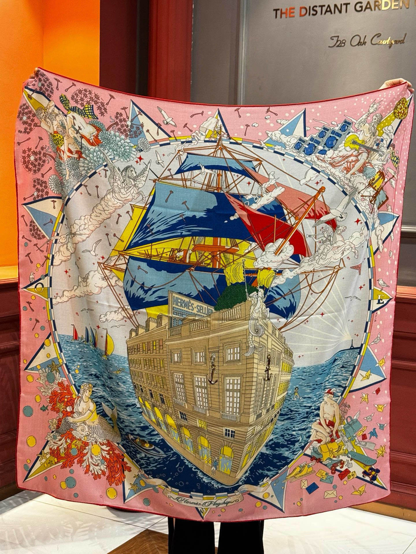 “全速前进”140双面丝毛披肩手工卷边丝毛方巾(30%桑蚕丝70%羊毛)这款经典单品展现强大而迷人的女性