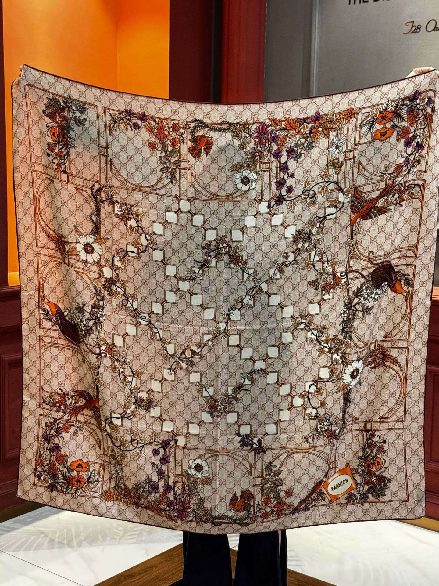 Gucci新款方巾 Gucci动物和花卉印花品牌典藏图案在与全新醒目印花的衬托下熠熠生辉。这款方巾匠心缀