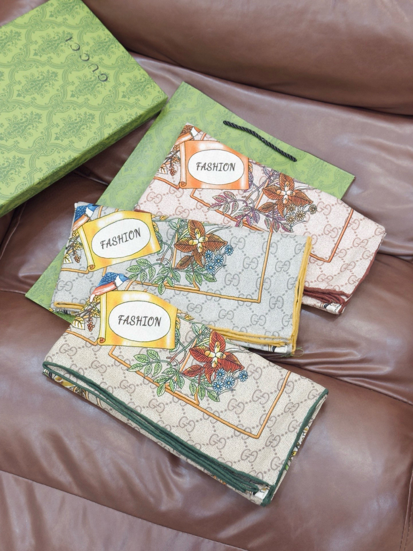 Gucci新款方巾 Gucci动物和花卉印花品牌典藏图案在与全新醒目印花的衬托下熠熠生辉。这款方巾匠心缀