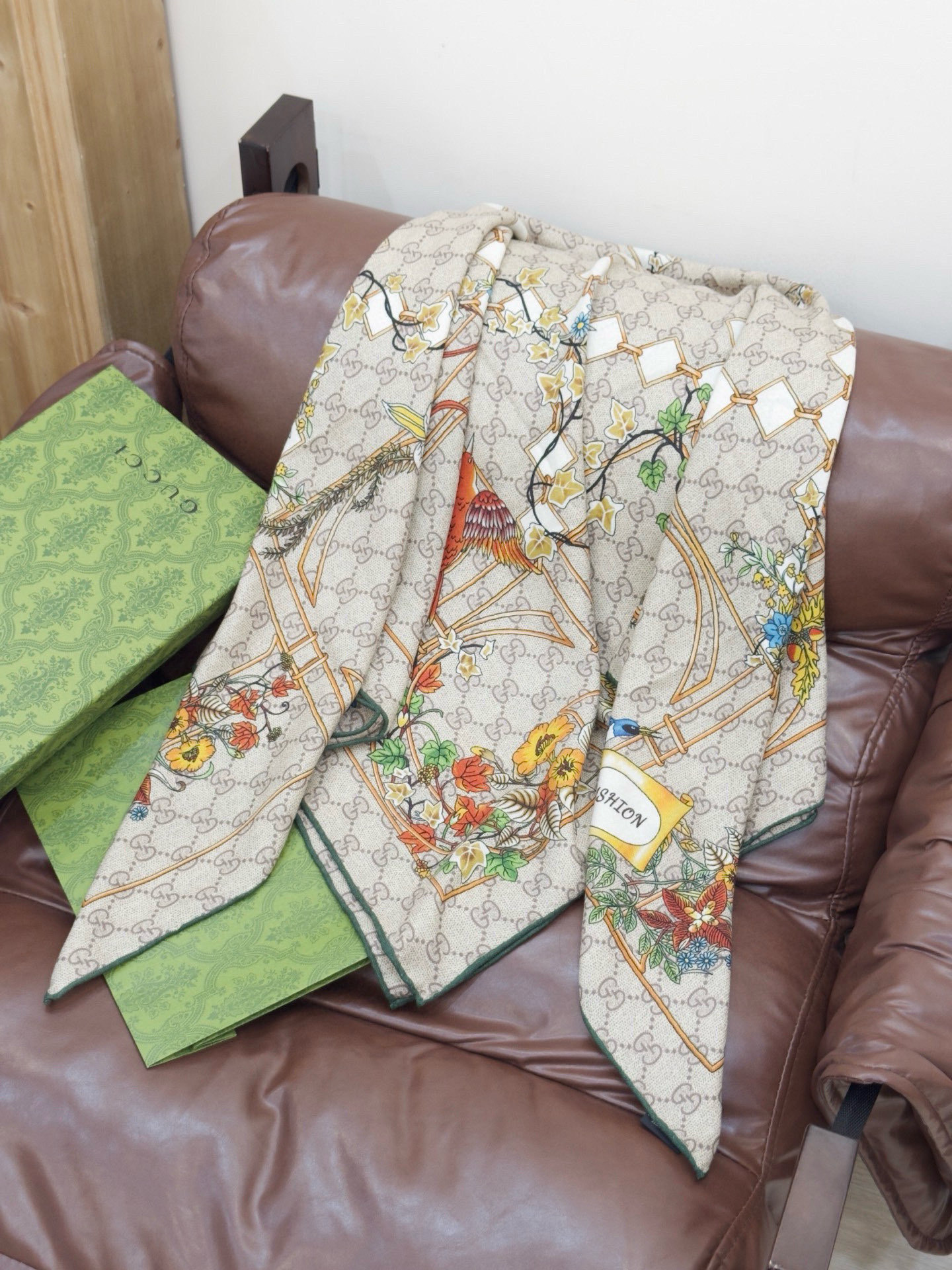 Gucci新款方巾 Gucci动物和花卉印花品牌典藏图案在与全新醒目印花的衬托下熠熠生辉。这款方巾匠心缀