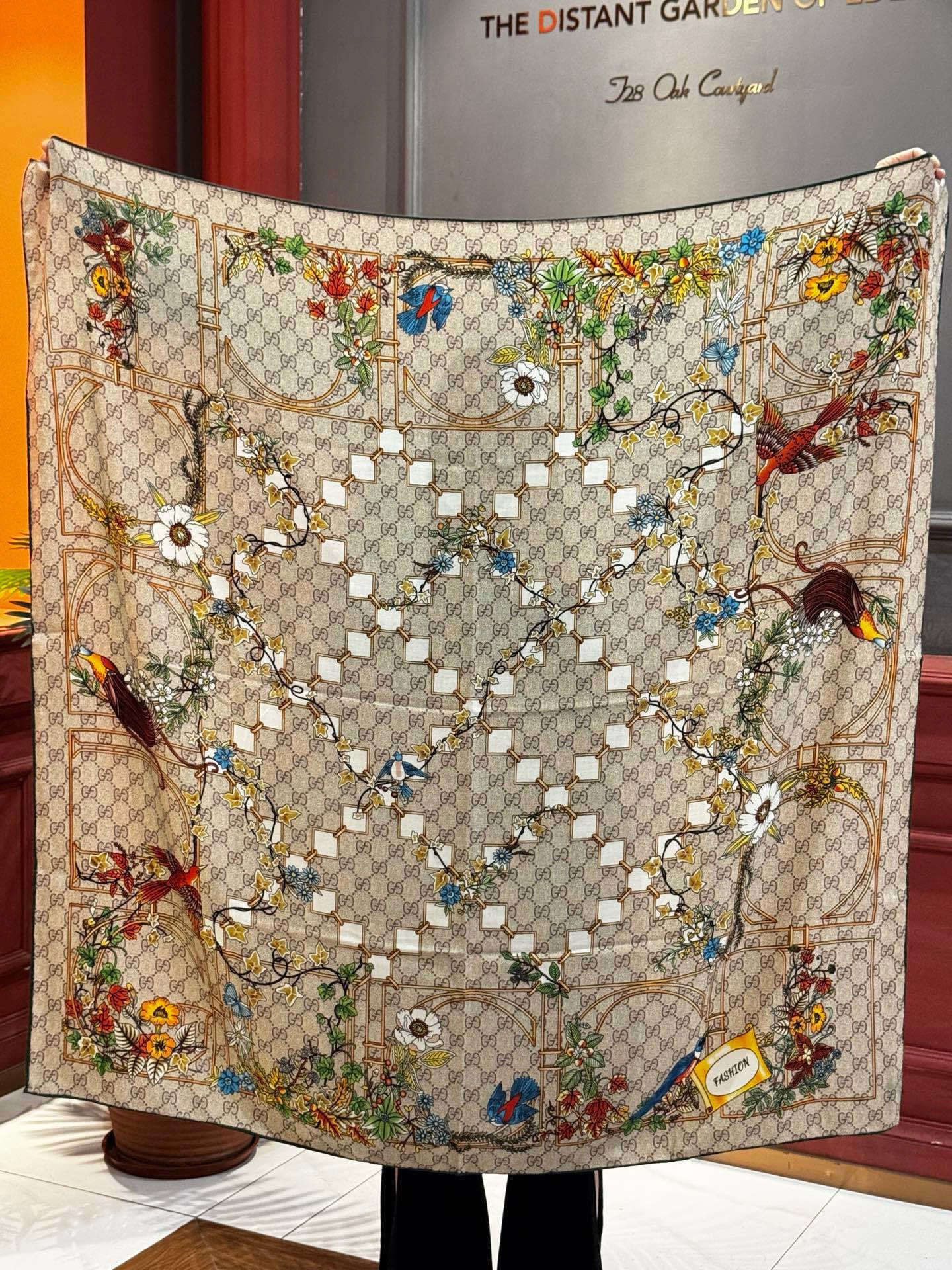 Gucci新款方巾 Gucci动物和花卉印花品牌典藏图案在与全新醒目印花的衬托下熠熠生辉。这款方巾匠心缀