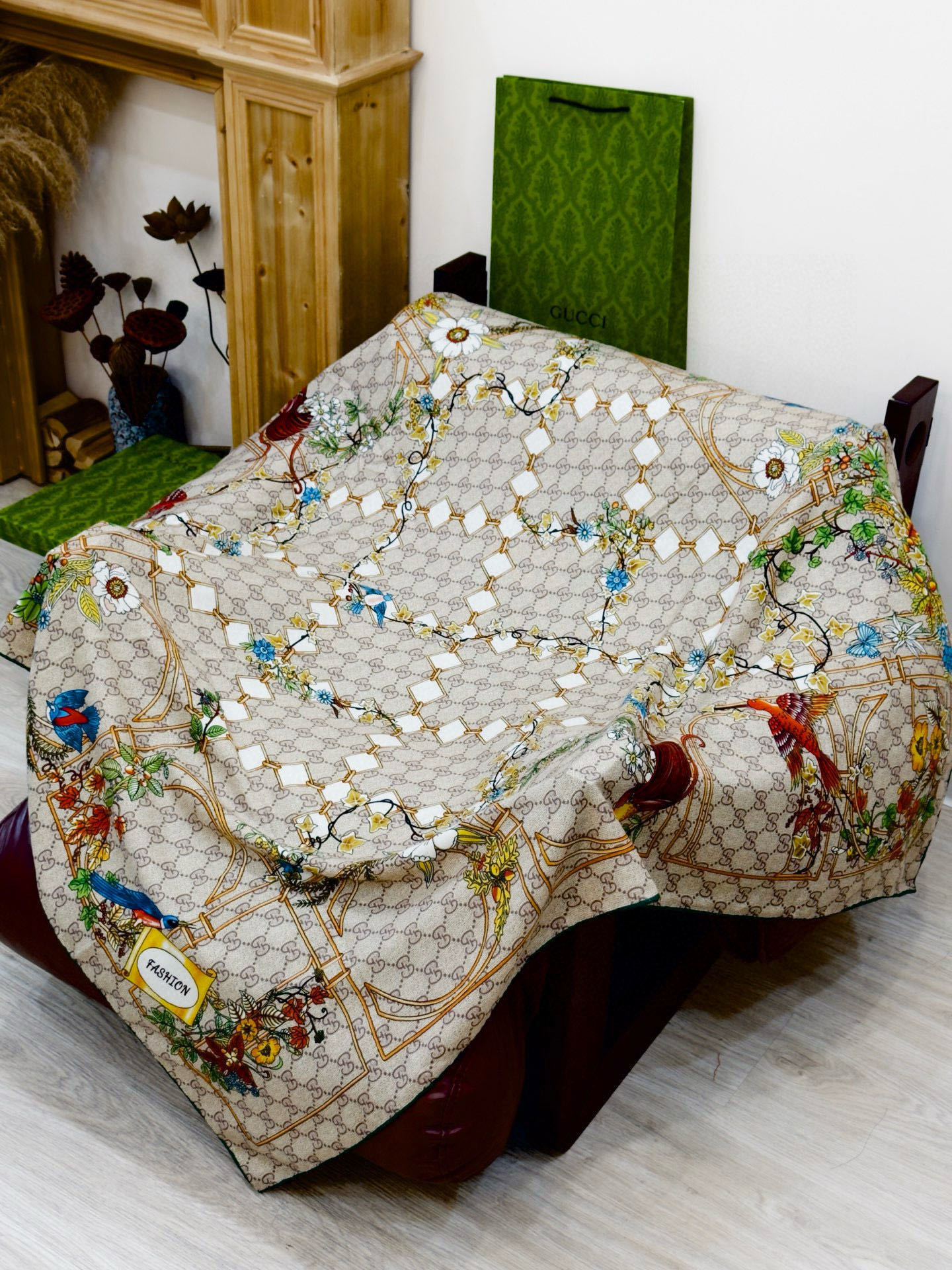 Gucci新款方巾 Gucci动物和花卉印花品牌典藏图案在与全新醒目印花的衬托下熠熠生辉。这款方巾匠心缀