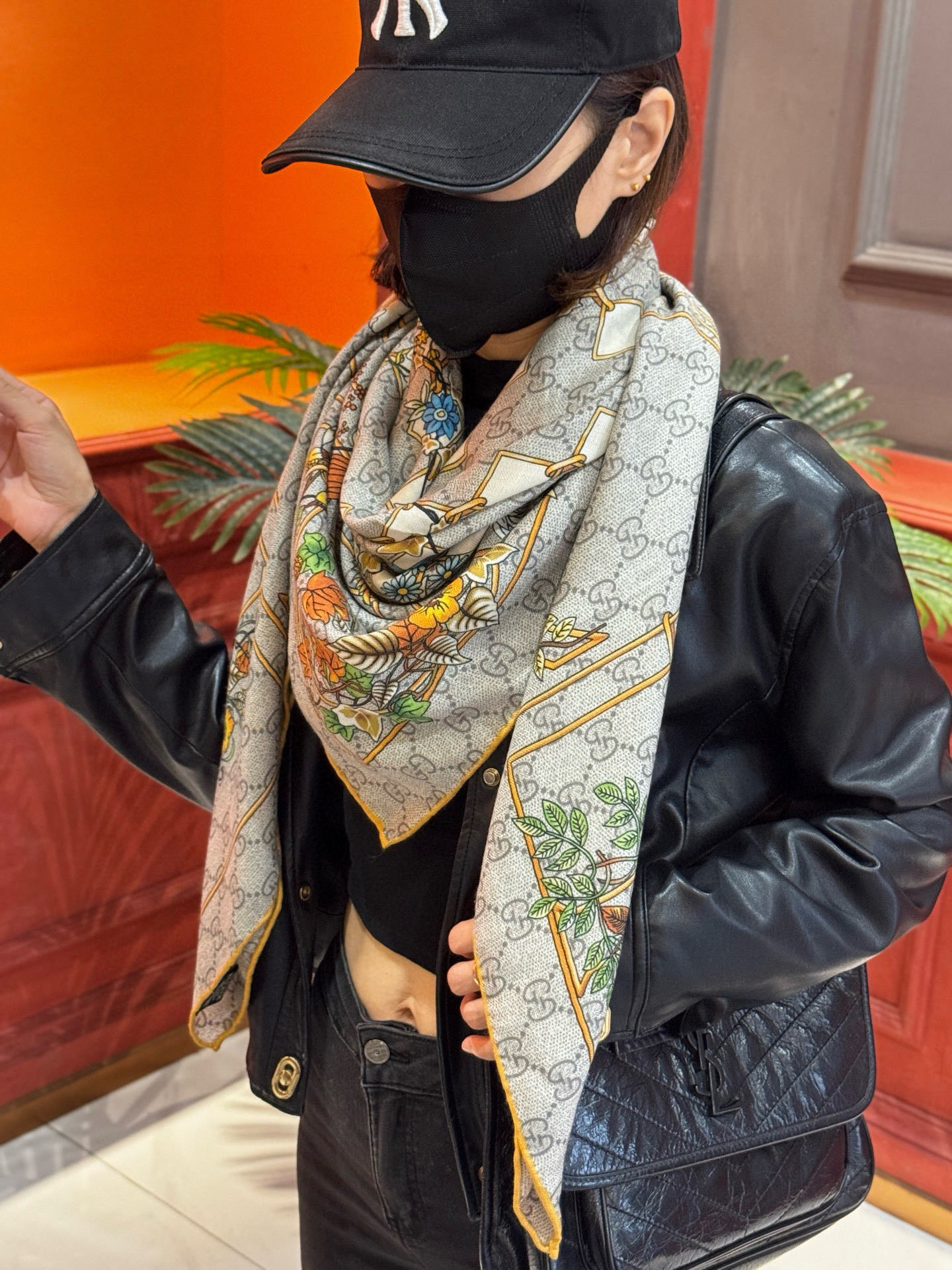 Gucci新款方巾 Gucci动物和花卉印花品牌典藏图案在与全新醒目印花的衬托下熠熠生辉。这款方巾匠心缀