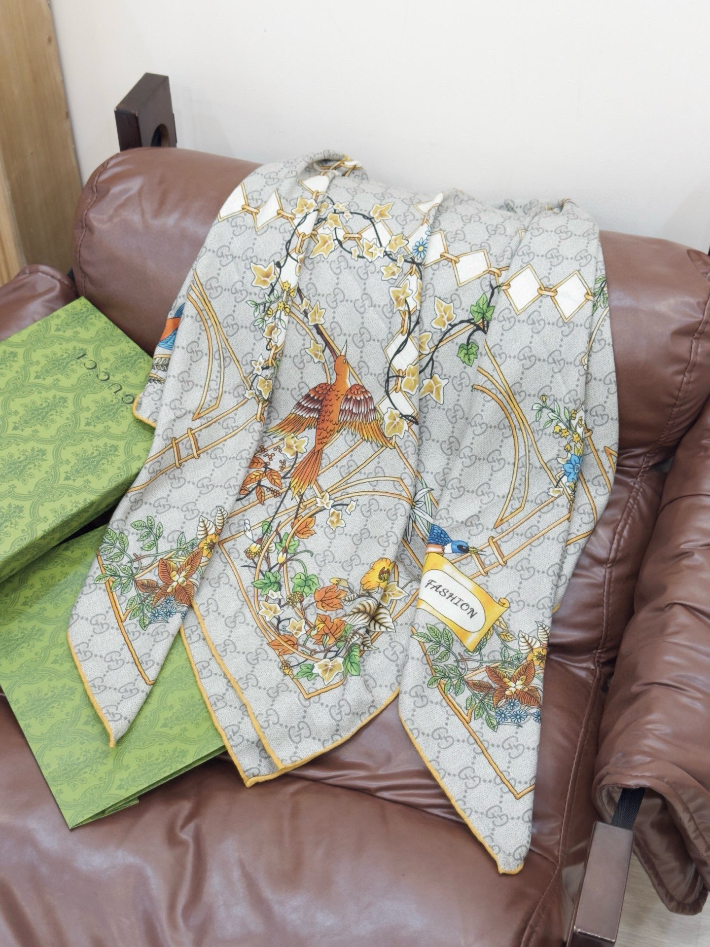 Gucci新款方巾 Gucci动物和花卉印花品牌典藏图案在与全新醒目印花的衬托下熠熠生辉。这款方巾匠心缀