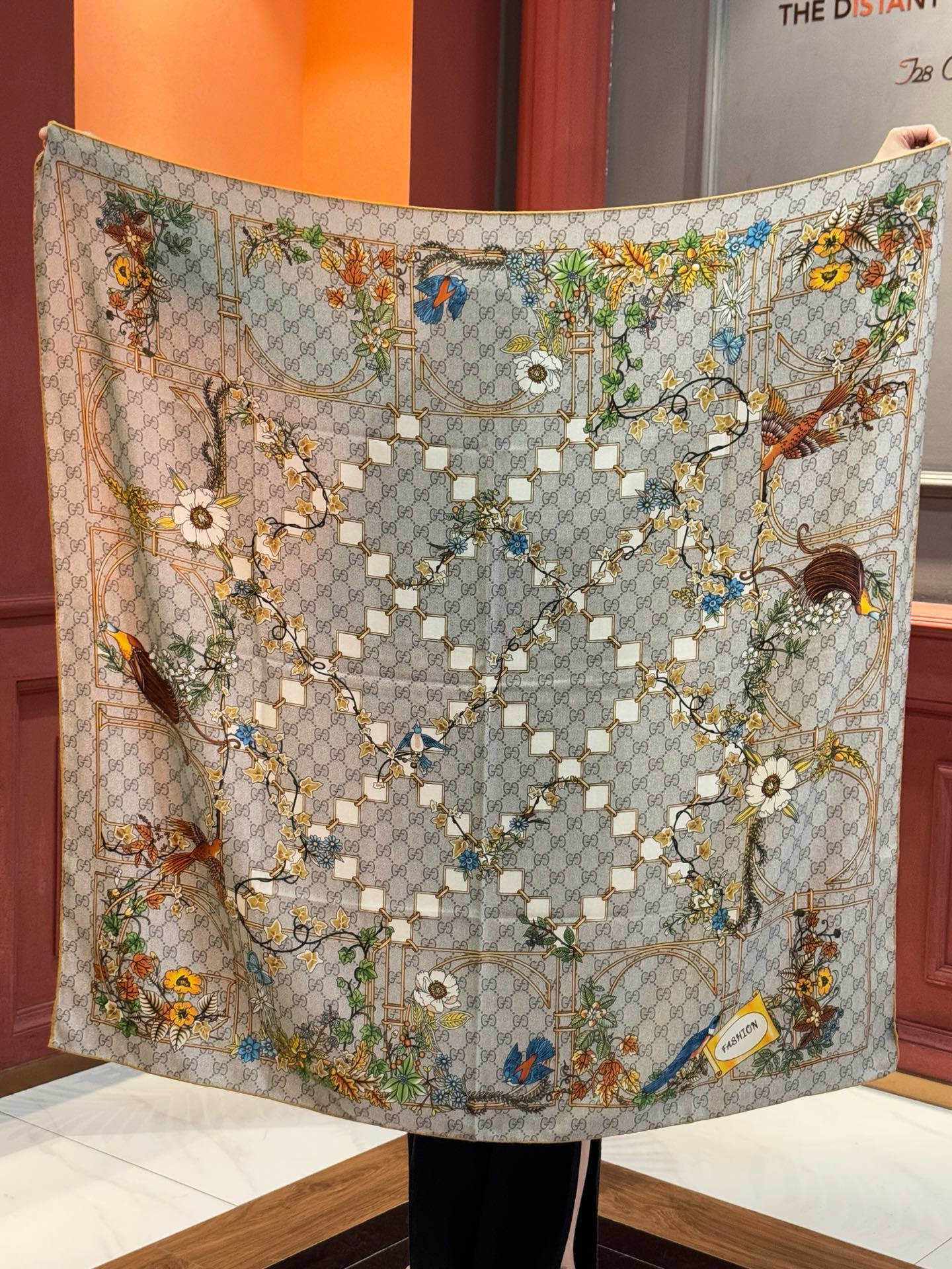 Gucci新款方巾 Gucci动物和花卉印花品牌典藏图案在与全新醒目印花的衬托下熠熠生辉。这款方巾匠心缀