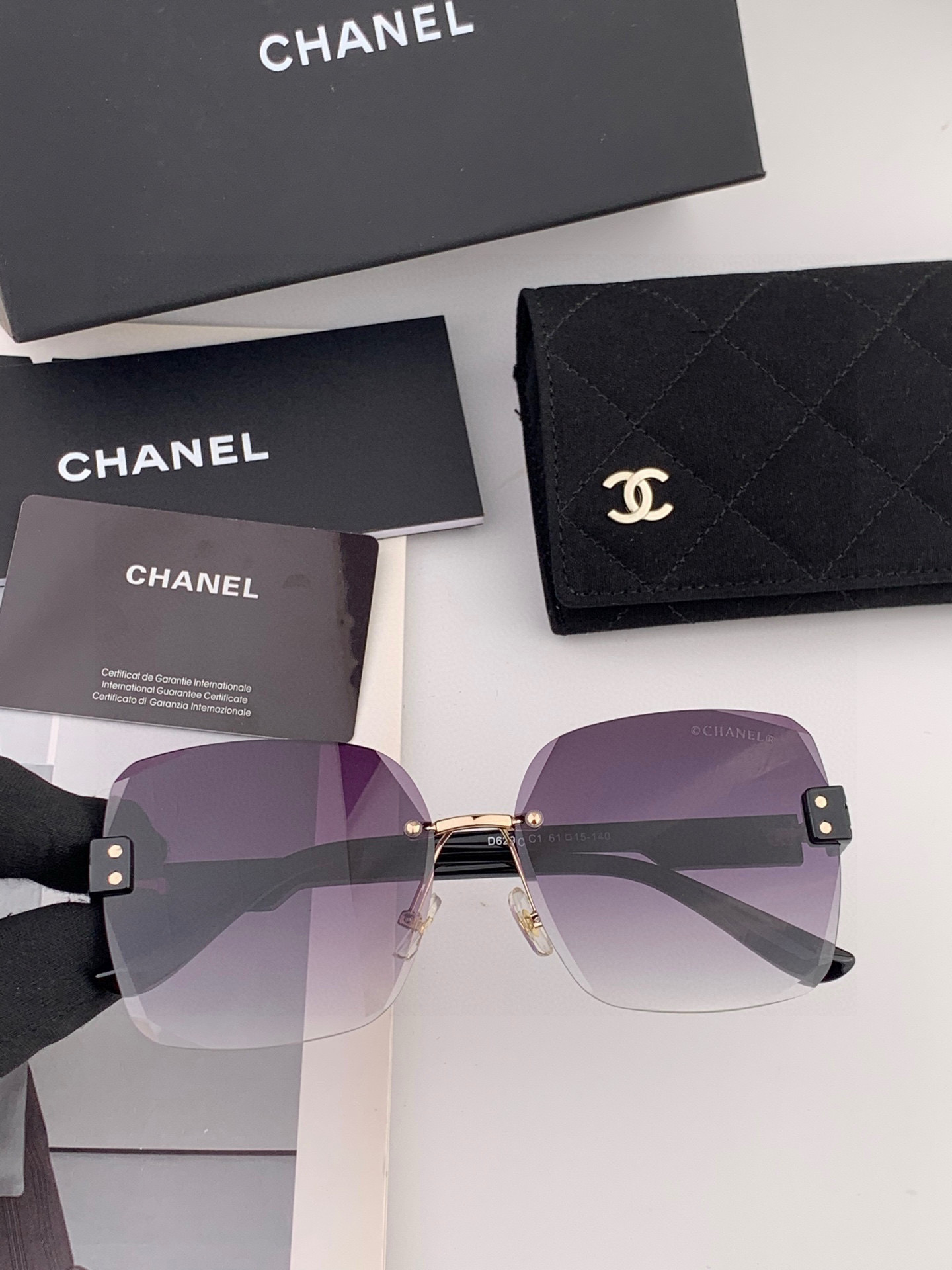 香奈儿 新款太阳镜太漂亮的款,爆到断货。镜片采用尼龙材质,透光度清晰的同时又保护眼睛,镜框采用环保无磁不