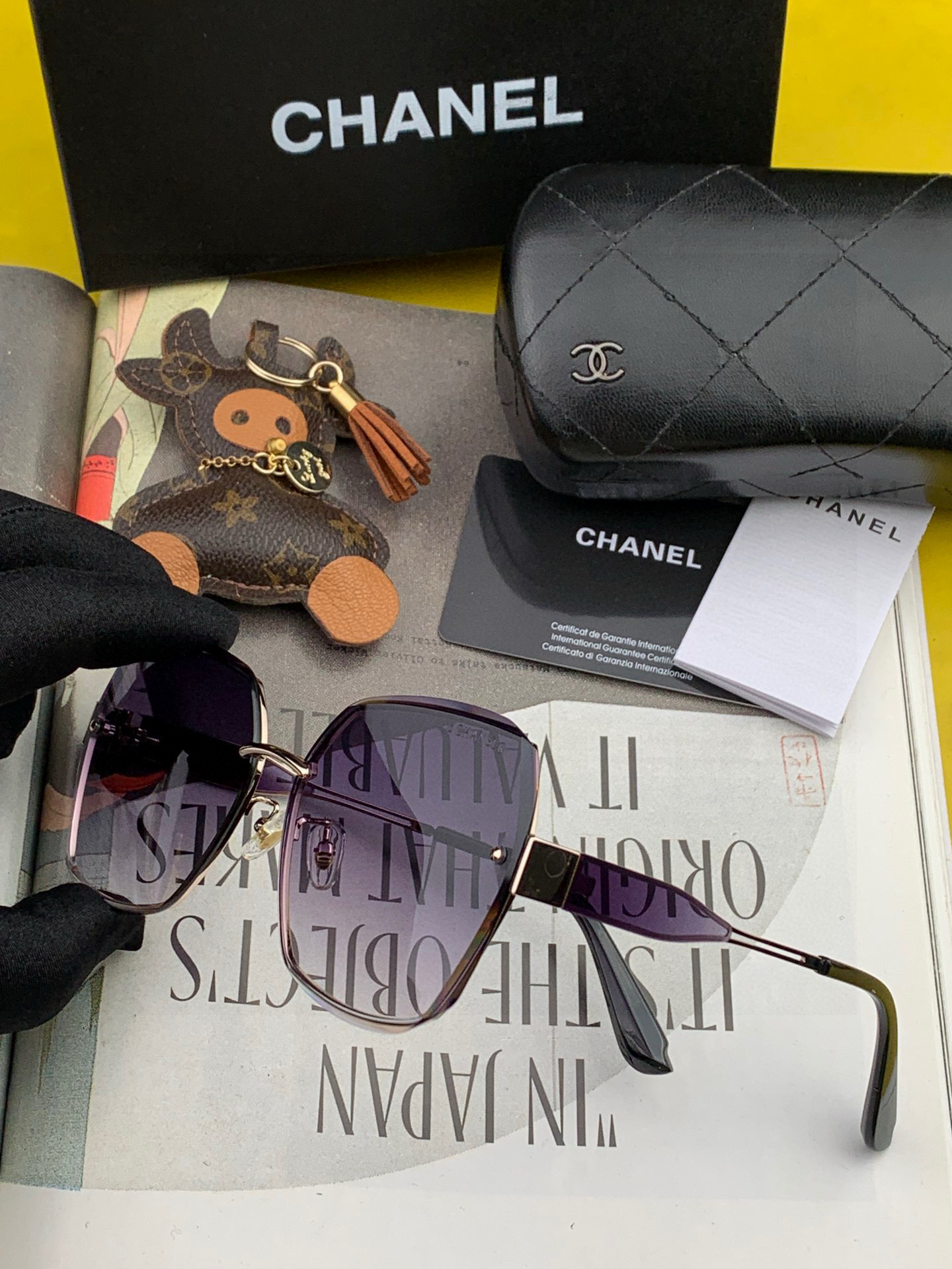 香奈儿 新款太阳镜太漂亮的款,爆到断货。镜片采用尼龙材质,透光度清晰的同时又保护眼睛,镜框采用环保无磁不