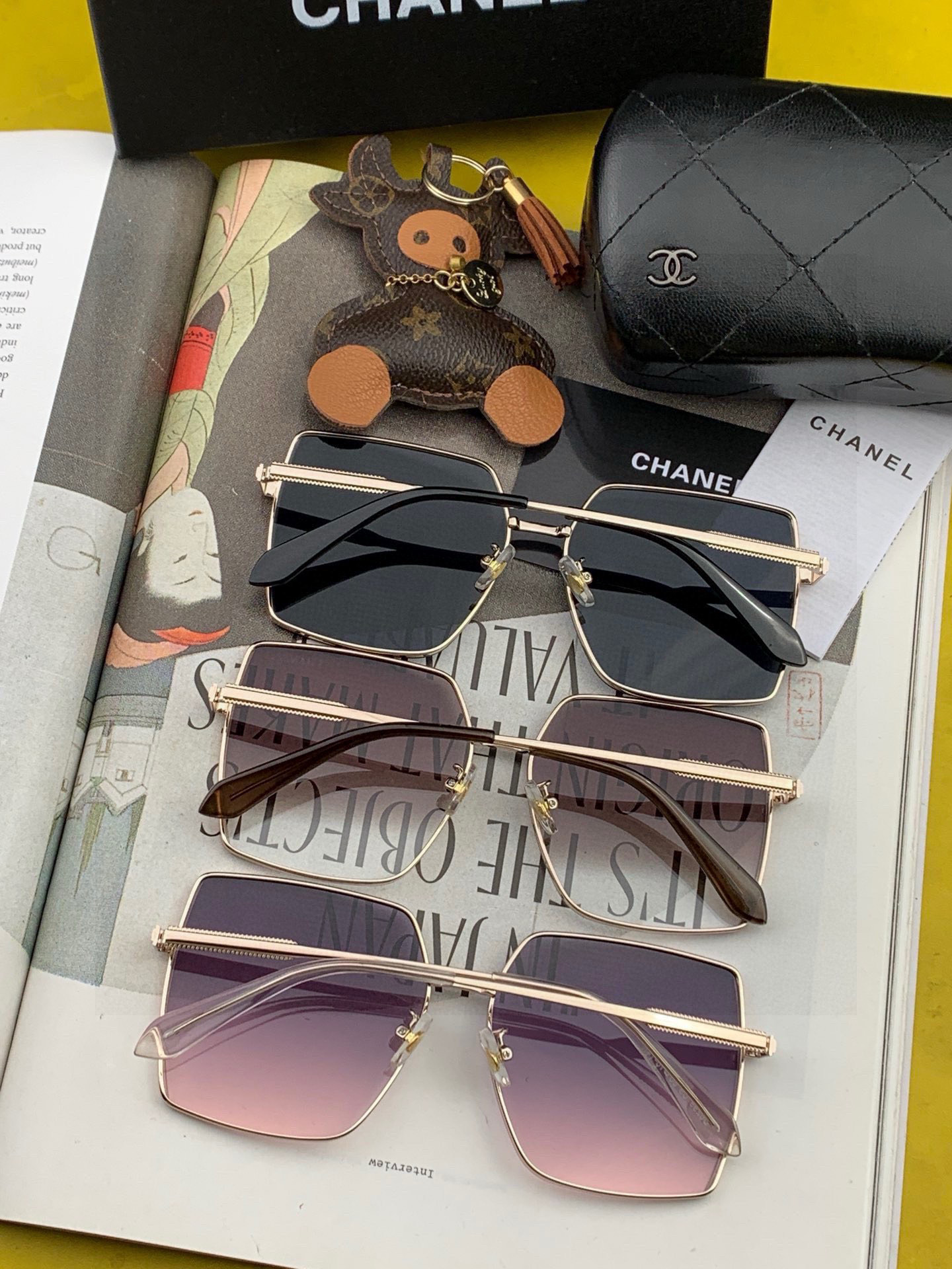 香奈儿 新款太阳镜太漂亮的款,爆到断货。镜片采用尼龙材质,透光度清晰的同时又保护眼睛,镜框采用环保无磁不