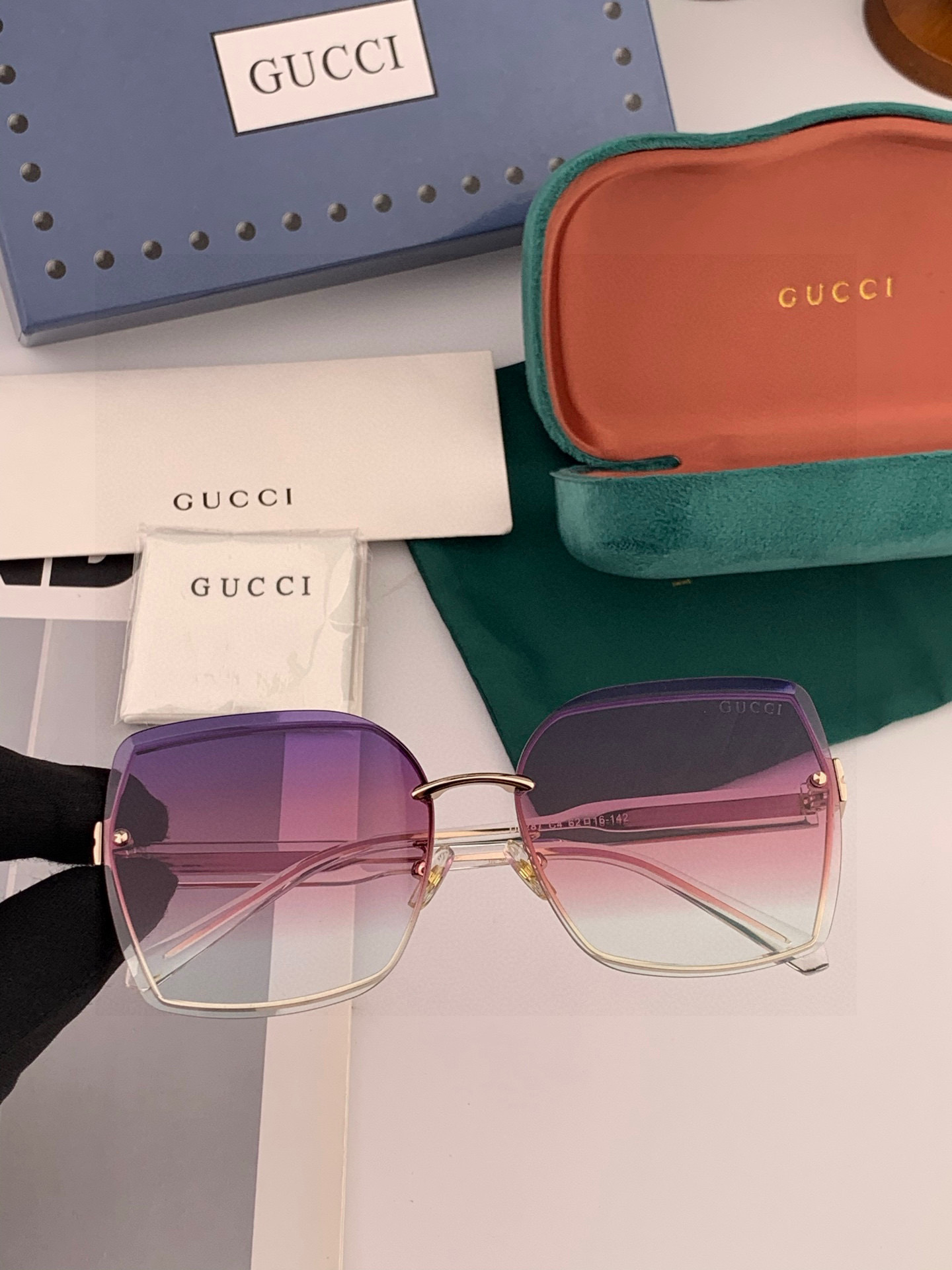 GUCC*新款太阳镜太漂亮的款,爆到断货。镜片采用尼龙材质,透光度清晰的同时又保护眼睛,镜框采用环保无磁