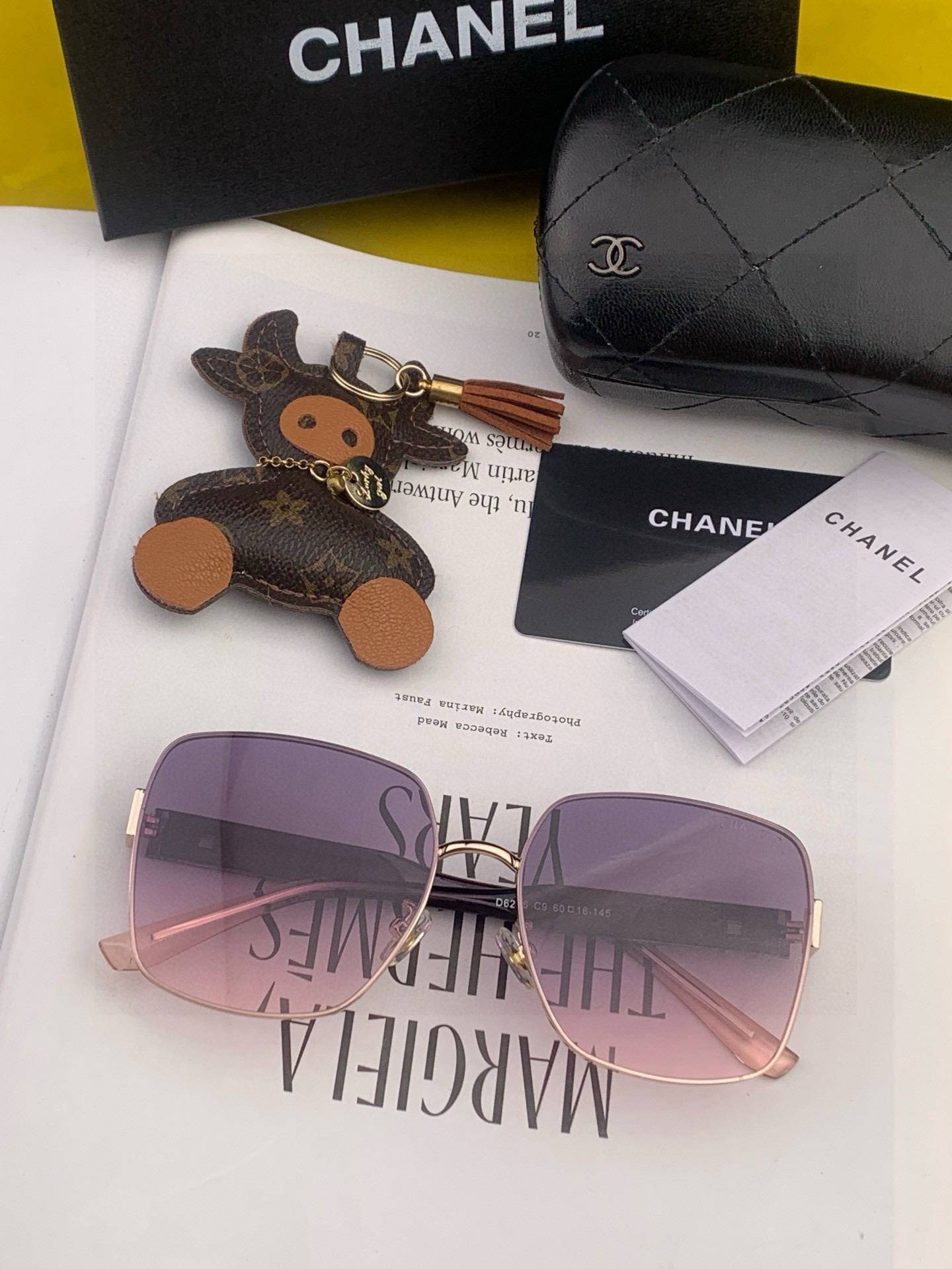 香奈儿新款太阳镜太漂亮的款,爆到断货。镜片采用尼龙材质,透光度清晰的同时又保护眼睛,镜框采用环保无磁不锈