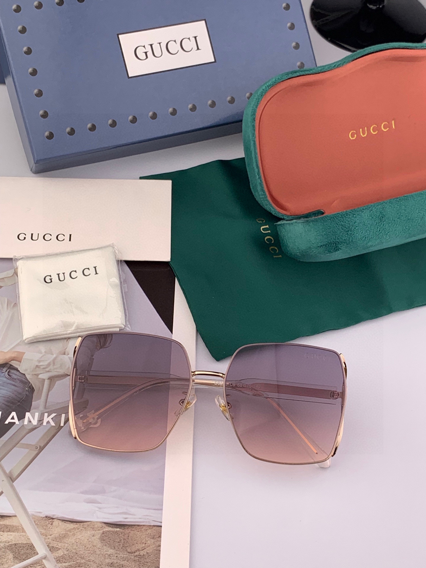 GUCC*新款太阳镜太漂亮的款,爆到断货。镜片采用尼龙材质,透光度清晰的同时又保护眼睛,镜框采用环保无磁