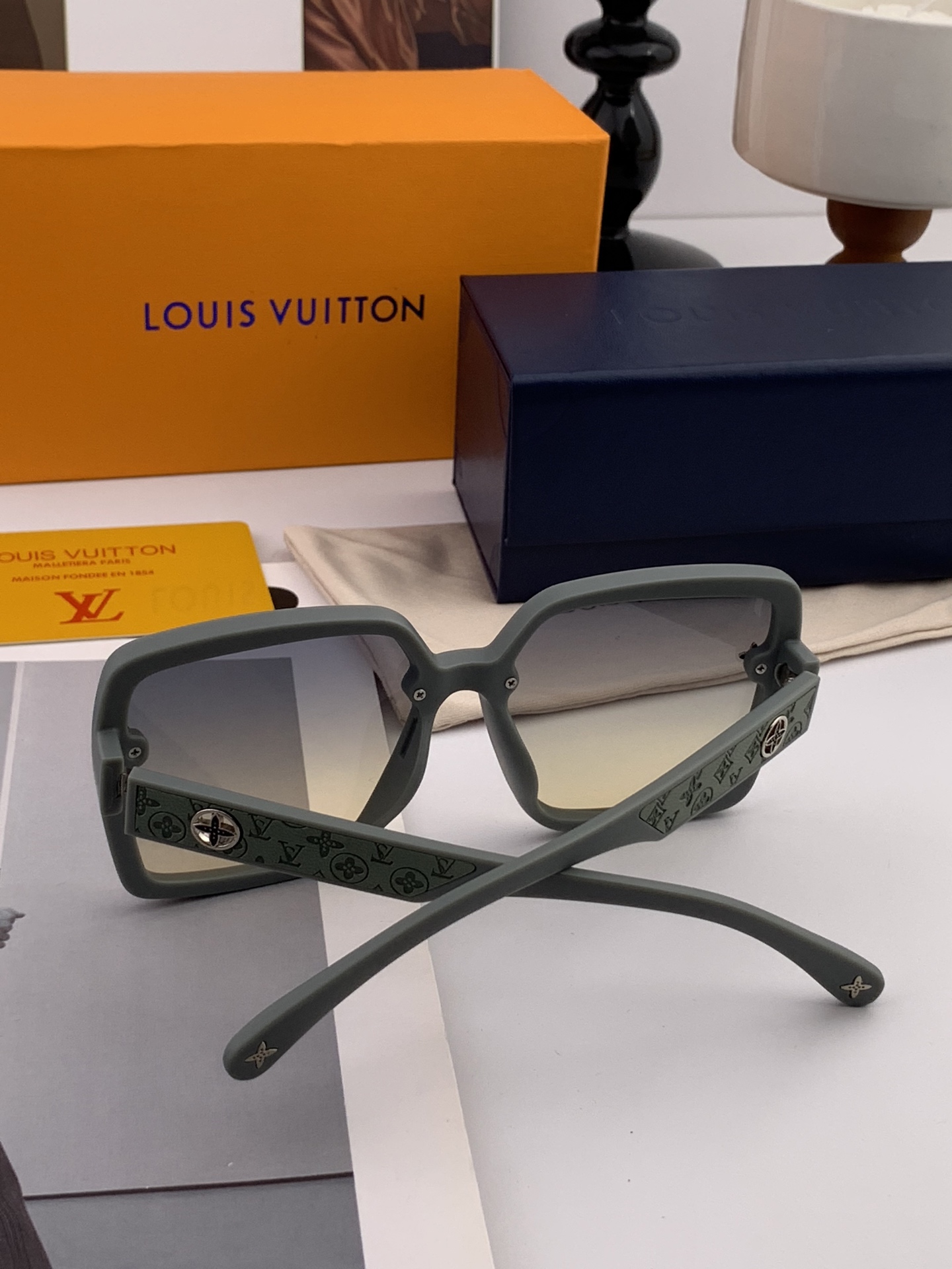 【TR偏光系列】lv大框太阳镜墨镜经典的方框设计，不挑脸型，无论搭配大衣还是连衣裙都非常显气质偏光镜片预