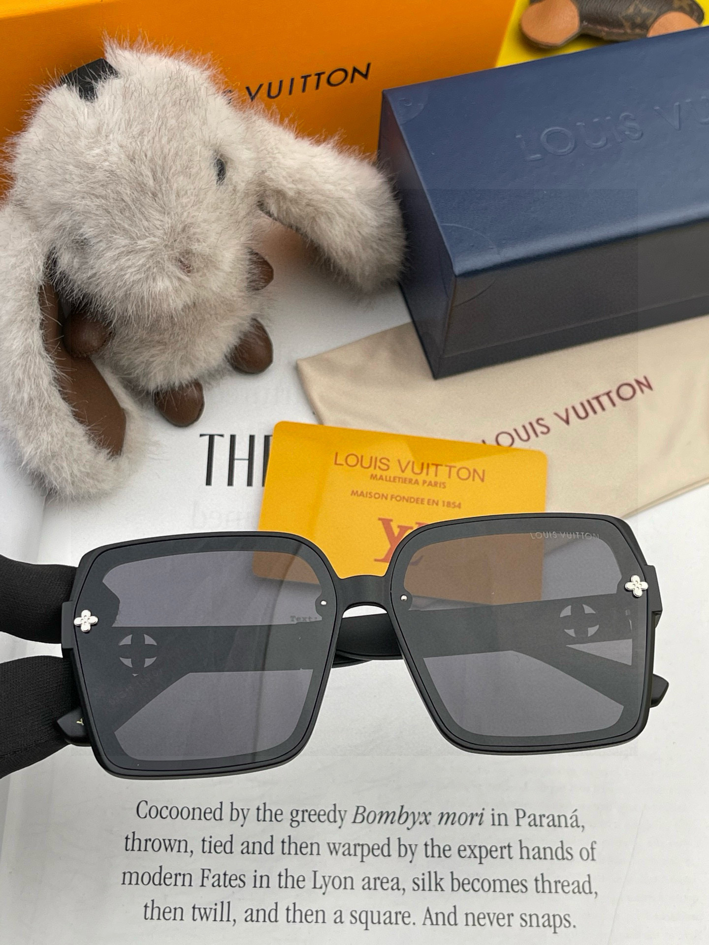 LV 2025年开春新款 潮流爆款 时尚方框太阳镜 高品质 佩戴舒适 网红潮款墨镜 型号L2200