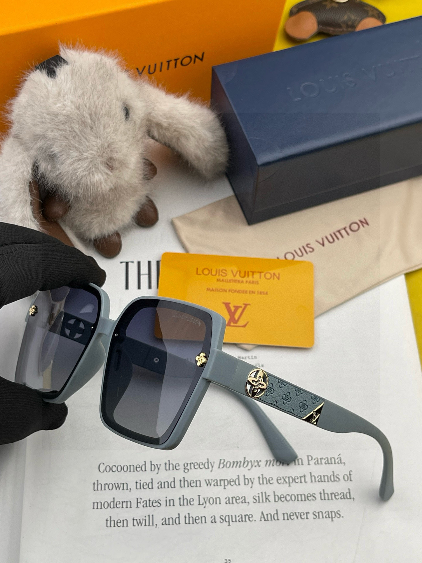 LV 2025年开春新款 潮流爆款 时尚方框太阳镜 高品质 佩戴舒适 网红潮款墨镜 型号L2200