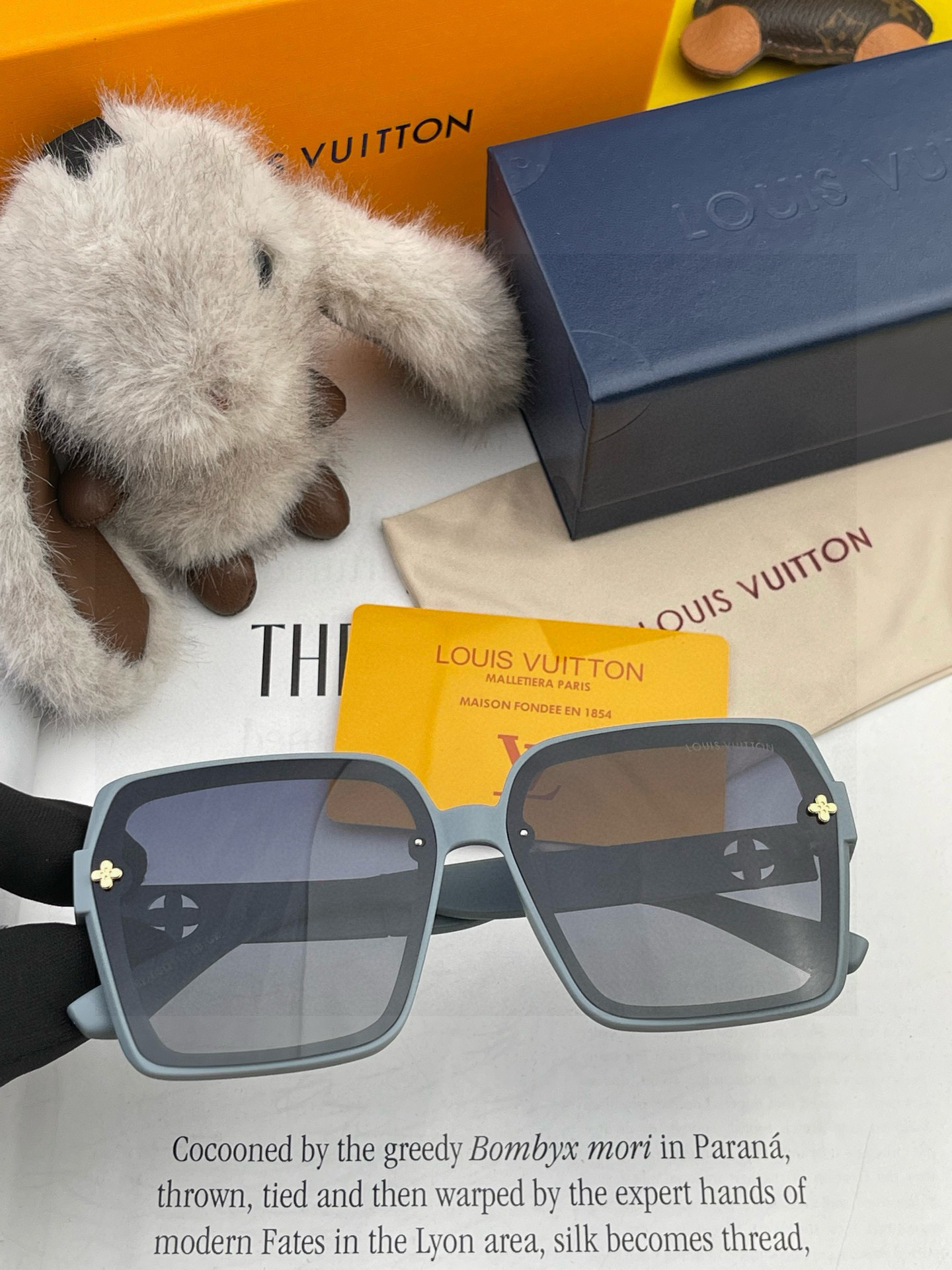 LV 2025年开春新款 潮流爆款 时尚方框太阳镜 高品质 佩戴舒适 网红潮款墨镜 型号L2200