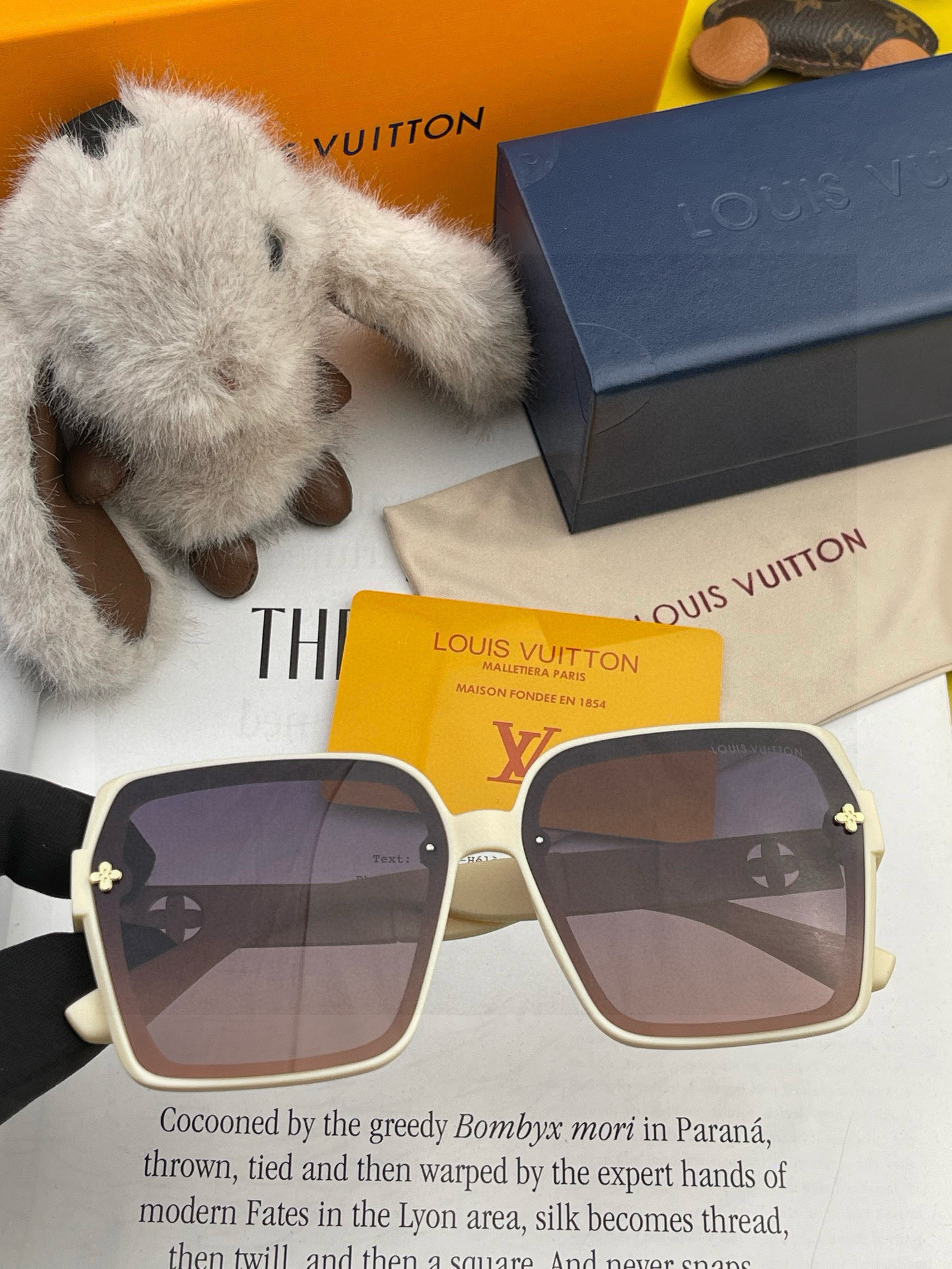 LV 2025年开春新款 潮流爆款 时尚方框太阳镜 高品质 佩戴舒适 网红潮款墨镜 型号L2200