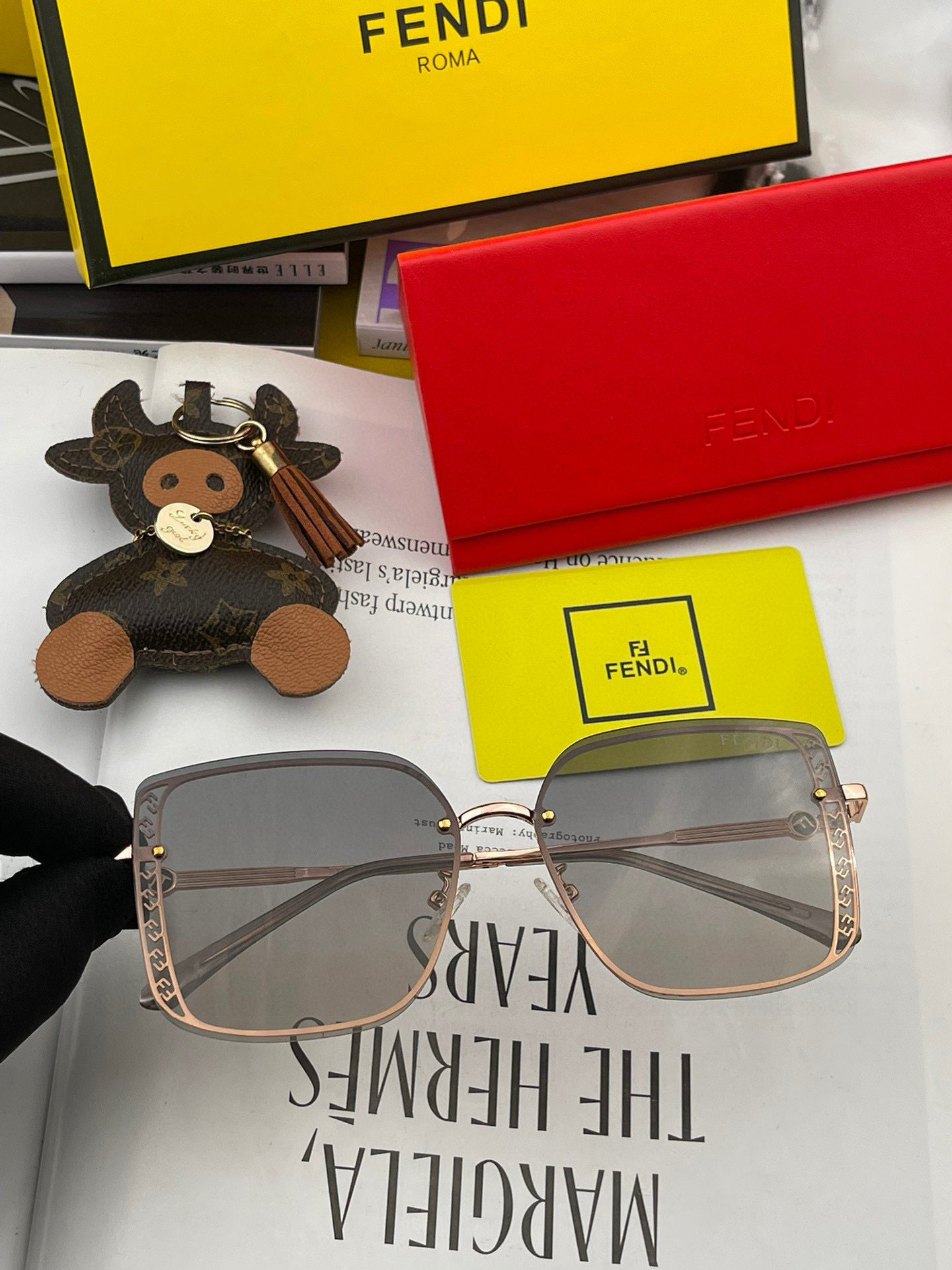 🔺 【芬迪】2025开春新款 潮流爆款 时尚方框偏光太阳镜 高品质 佩戴舒适 网红潮款墨镜 女士高清偏光